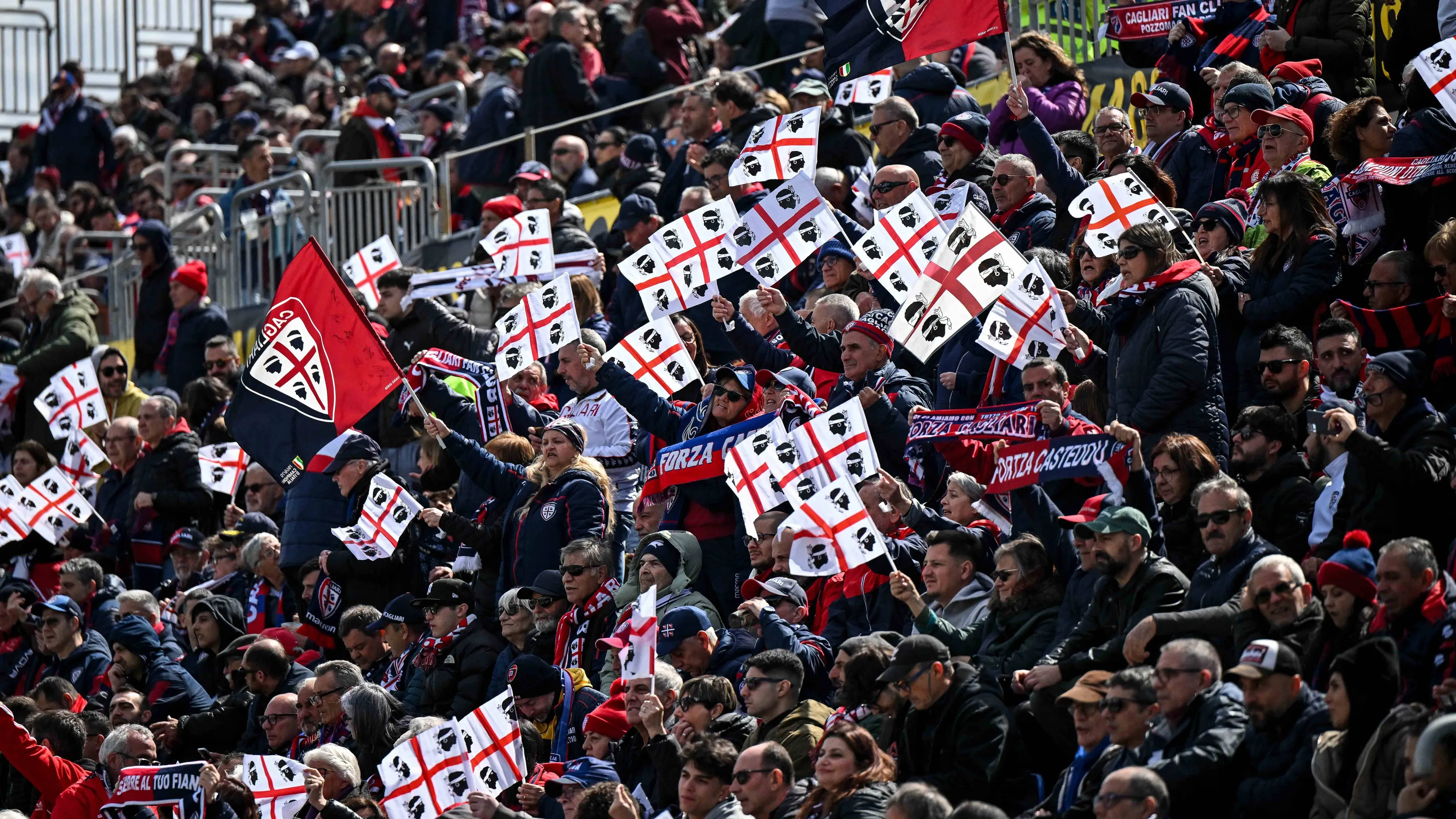 Tifosi del Cagliari vogliono lo scudetto all'Inter: "Battiamo il Napoli e vendichiamo lo spareggio del 1997"