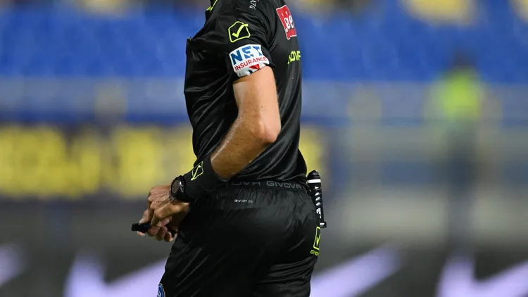 /images/c/a/l/calcio-serie-a-femminile-serie-a-women-s-cup-semifinal-as-roma-vs-ss-lazio-women-the-referee-antonio-liotta-during-the-final-four-serie-a-women-s-cup-2025-2026-football-match-between-roma-femminile-vs-lazio-women-on-september-23-2025-at-the-stadium-romeo-menti-castellammare-di-stabia-na-italy-castellammare-di-stabia-na-italy-copyright-xipaxsport-abacaxjpg_1758720715254.jpg