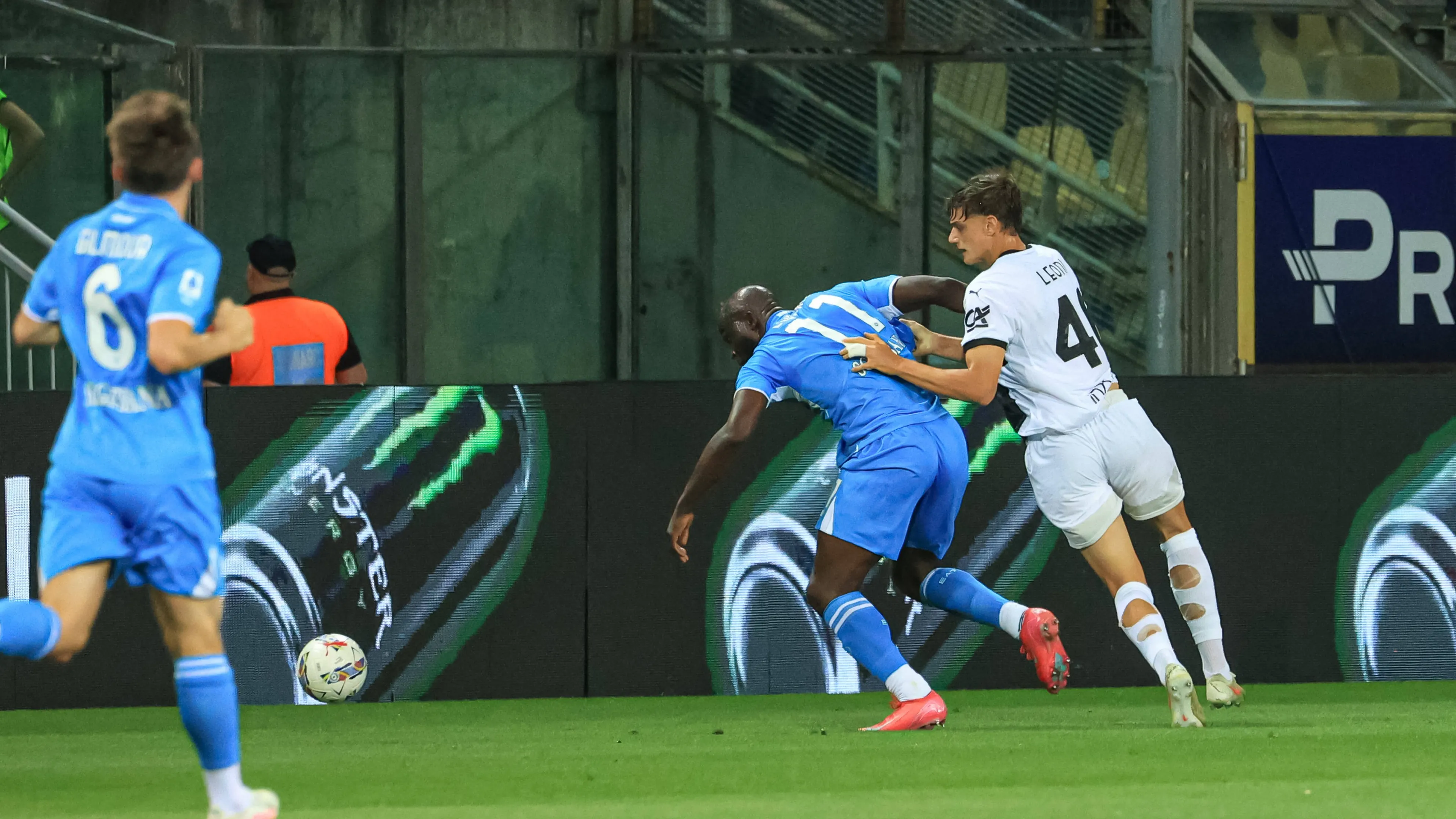 Inter, ecco il budget per il difensore: due nomi se non si sblocca Leoni