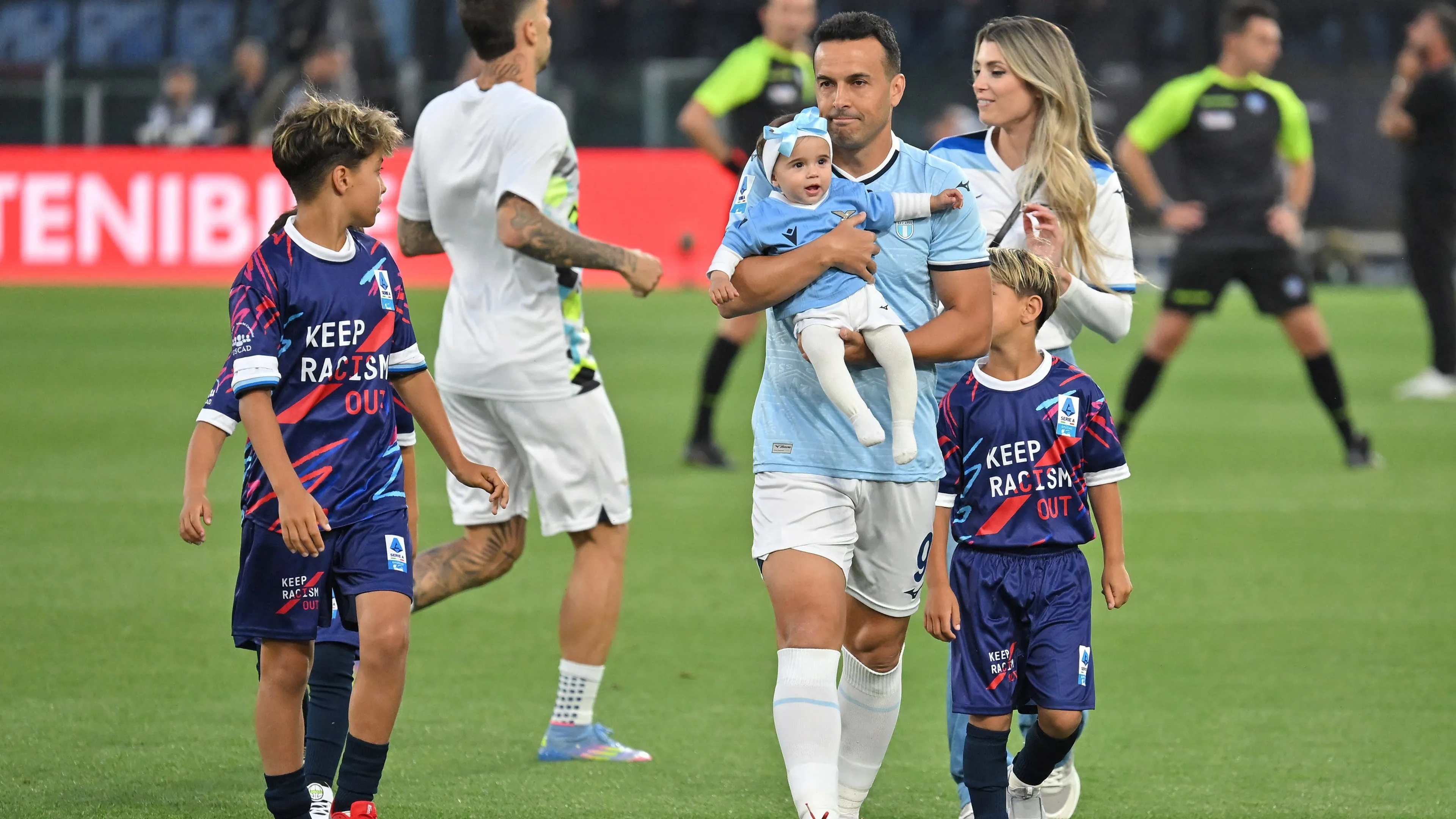 Pedro posta una foto per la festa del figlio e riceve valanghe di insulti, la risposta è da ammirare (FOTO)