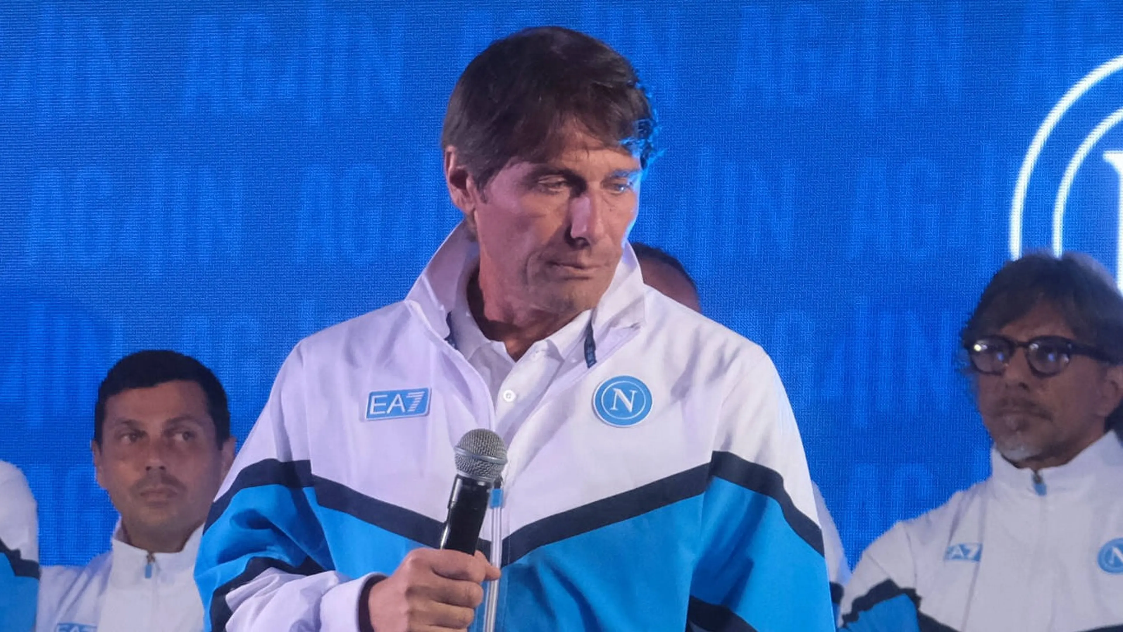 "Chiedete scusa!", animi tesi alla presentazione dello staff del Napoli a Dimaro. I tifosi fischiano e urlano, Conte si scusa (VIDEO)
