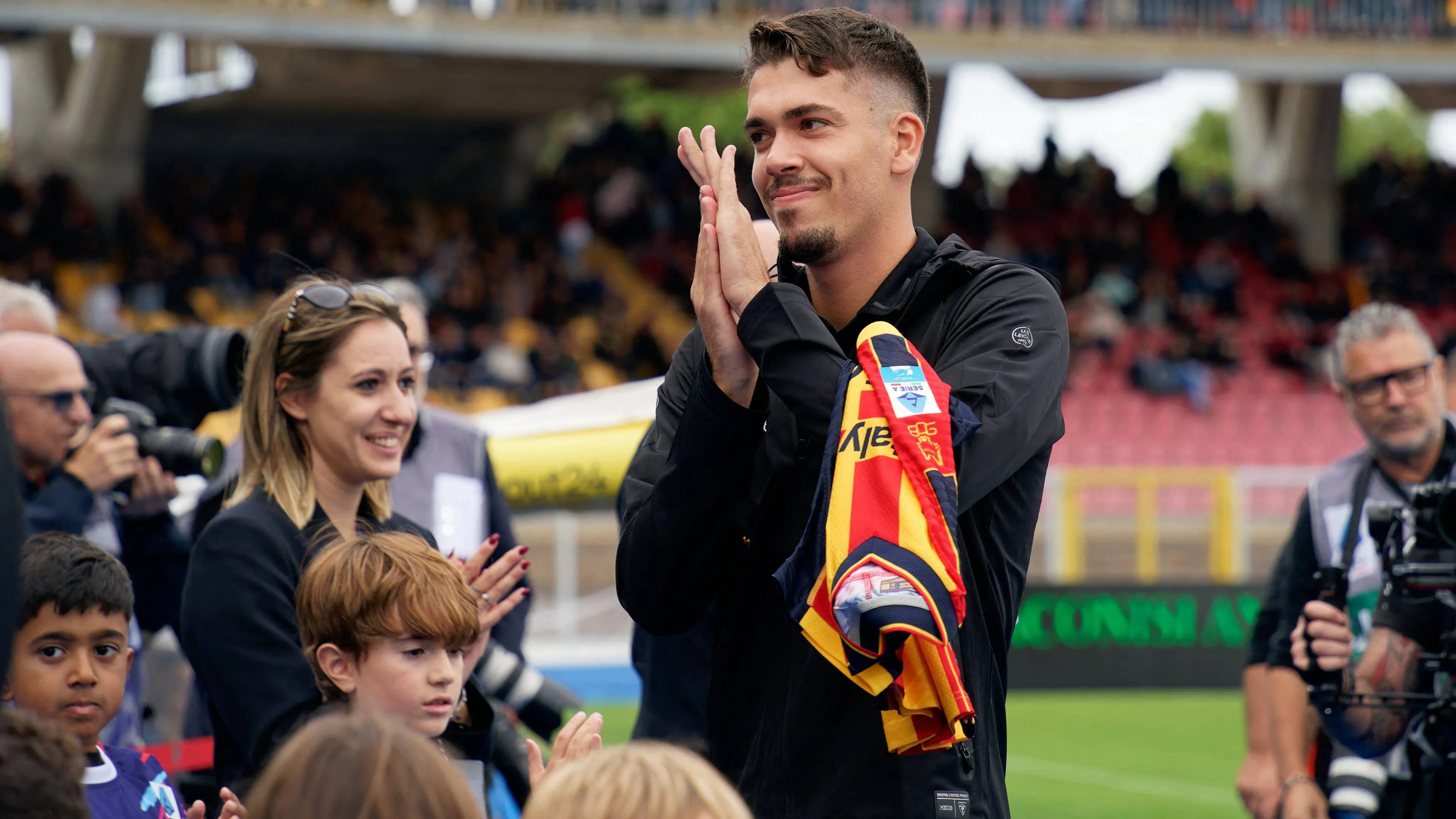 Il centrocampista del Lecce Joan Gonzalez annuncia l'addio al calcio a soli 23 anni in un video struggente