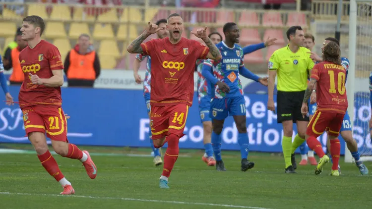 /images/c/a/l/calcio-serie-b-us-catanzaro-vs-ac-reggiana-sscognamillo-stefano-esultanza-gol-durante-la-partita-tra-catanzaro-e-reggiana-del-campionato-italiano-di-calcio-serie-bkt-2024-2025-stadio-nicola-ceravolo-catanzaro-italia-09-marzo-2025-during-us-catanzaro-vs-ac-reggiana-italian-soccer-serie-b-match-in-catanzaro-italy-march-02-2025-catanzaro-italy-copyright-xipaxsport-abacaxjpg_1752777985479.jpg