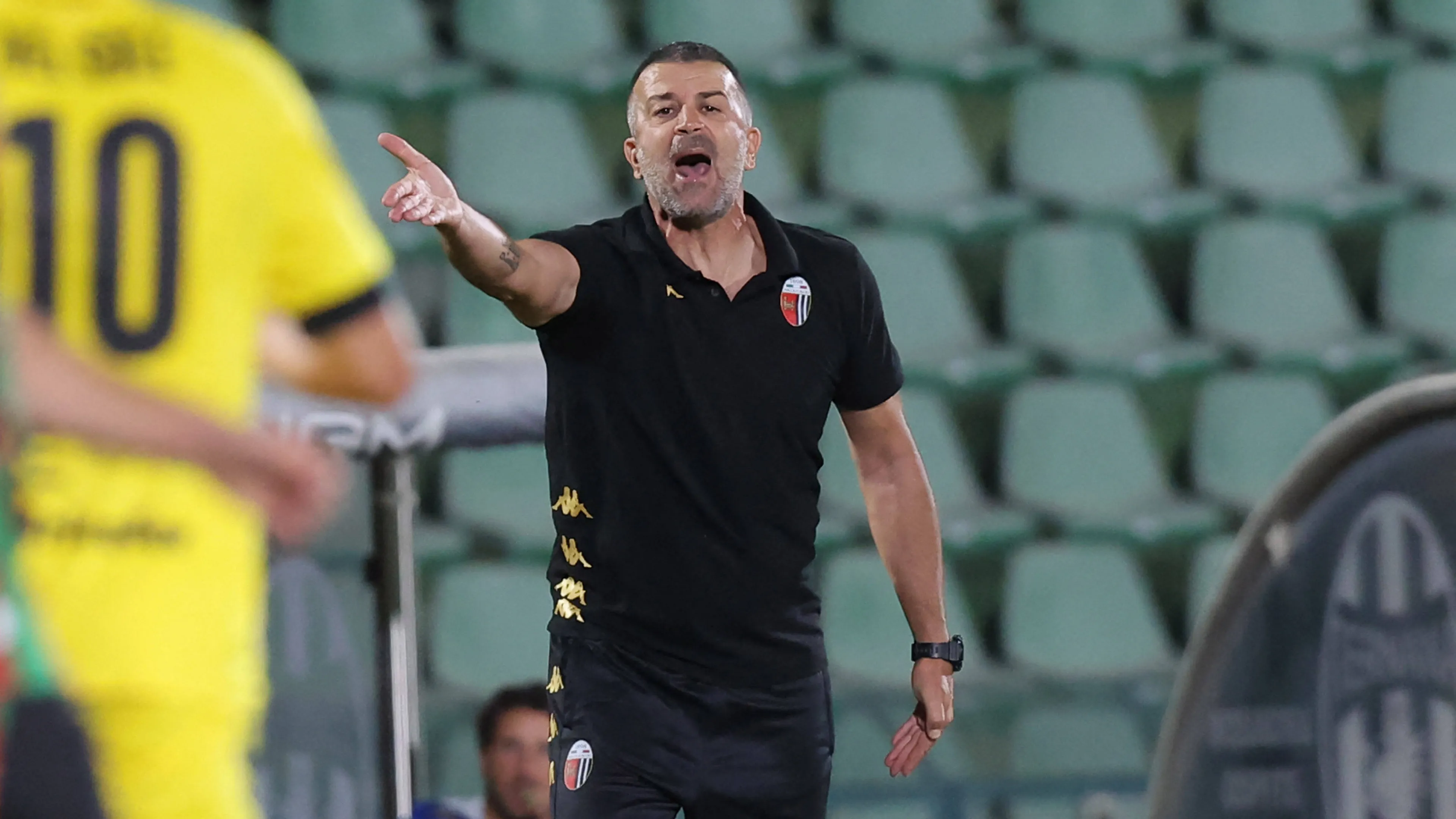 Maxi squalifica per l'allenatore dell'Ascoli Tomei: ha lanciato una bottiglietta all'arbitro 