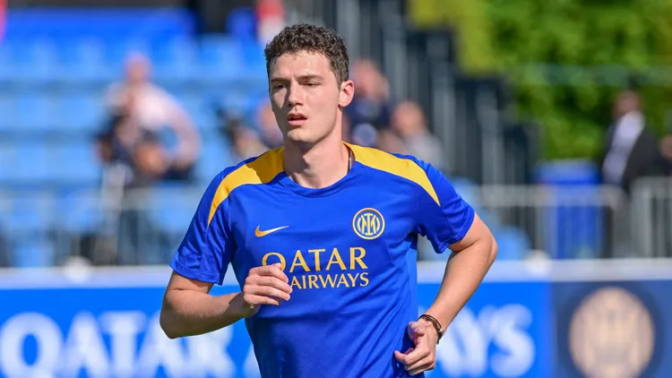 /images/c/a/l/calcio-uefa-champions-league-inter-champions-league-media-day-benjamin-pavard-seen-during-the-inter-media-day-during-inter-champions-league-media-day-uefa-champions-league-football-match-in-appiano-gentile-italy-may-26-2025-appiano-gentile-italy-copyright-xipaxsport-abacaxjpg_1748350888156.jpg