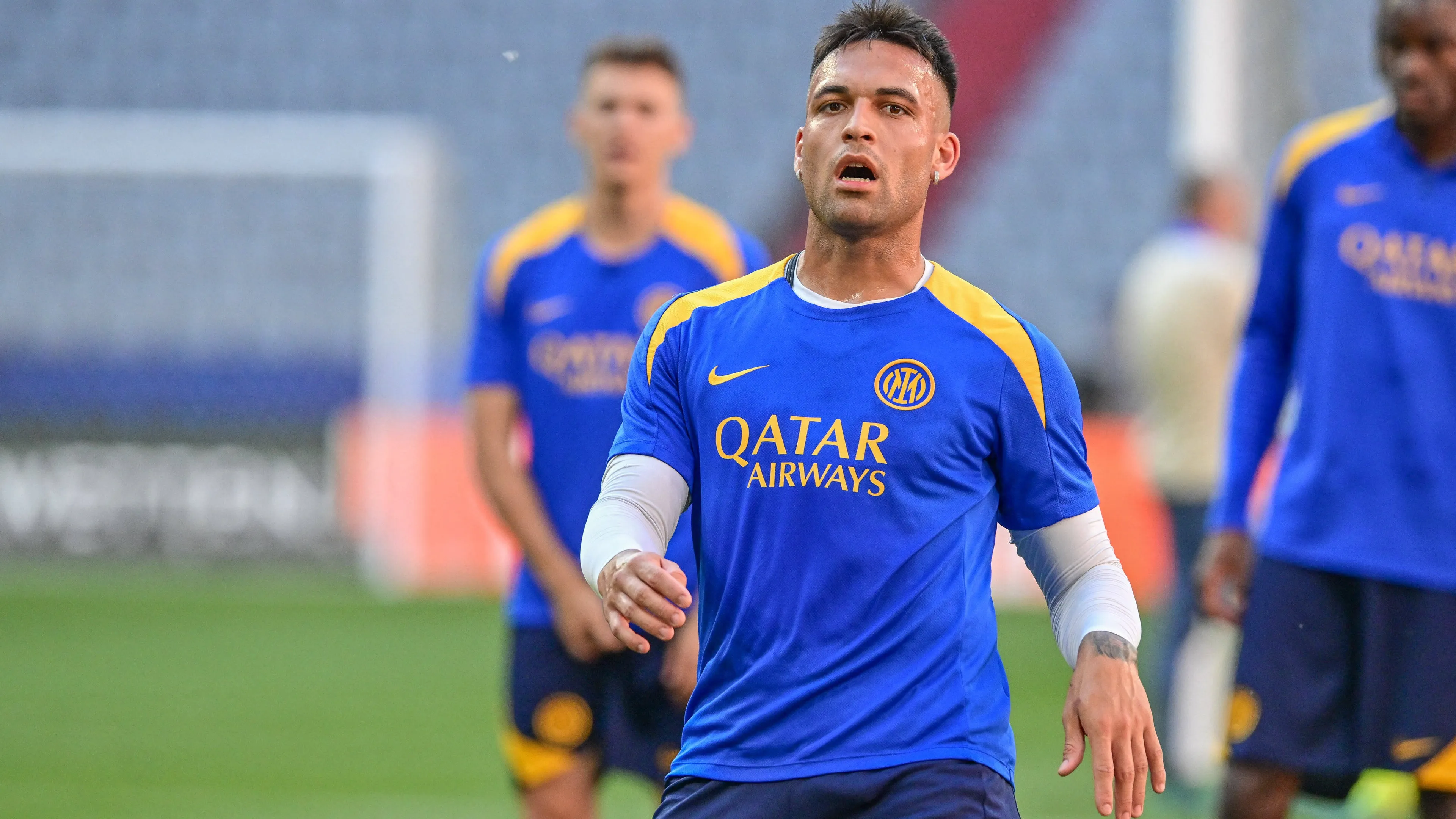 Inter, attacco a Lautaro Martinez: un tifoso si scaglia contro di lui in allenamento, Chivu interviene