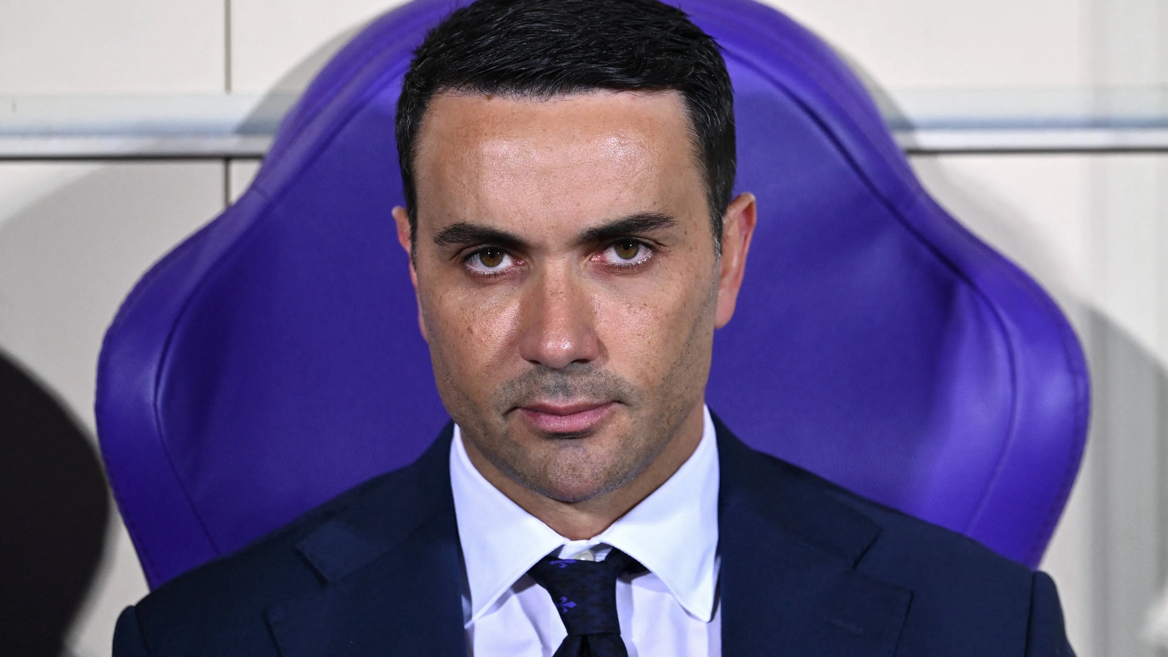Copertina di CALCIO UEFA Conference League ACF Fiorentina vs Real Betis Balompie ACF Fiorentina s coach Raffaele Palladino during ACF Fiorentina vs Real Betis Balompie UEFA Conference League football match in Florence Italy May 08 2025 Florence Italy Copyright xIPAxSport ABACAx