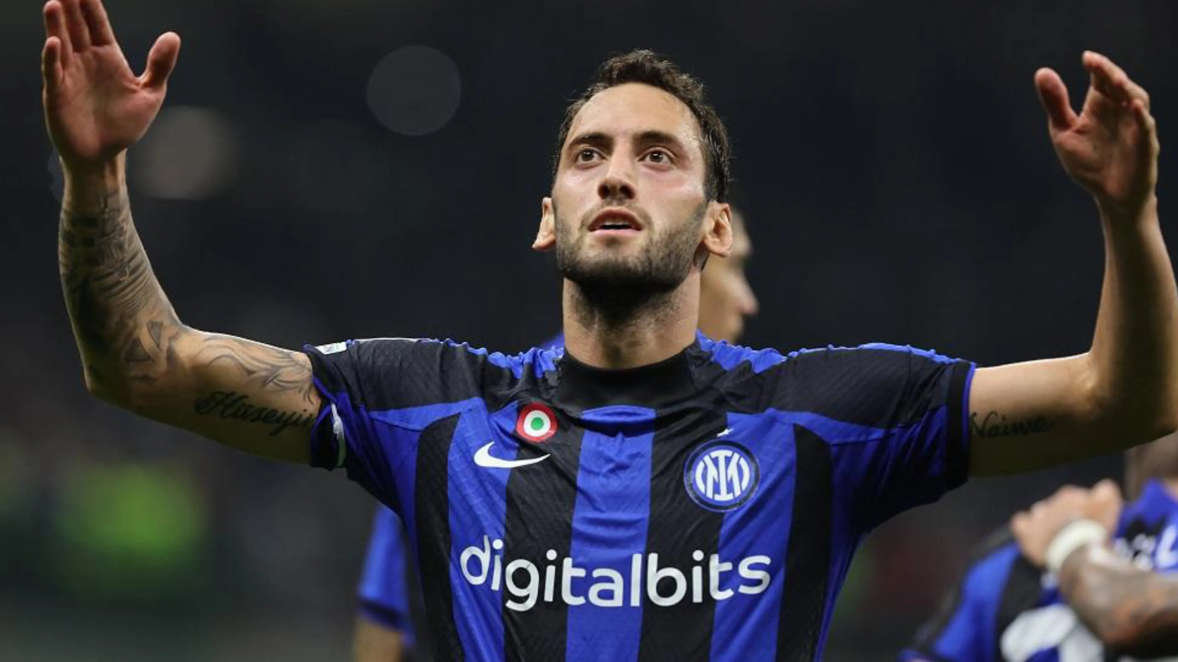 Copertina di Calhanoglu parla chiaro: “Io sottovalutato, non sono lontano da Modric e De Bruyne”