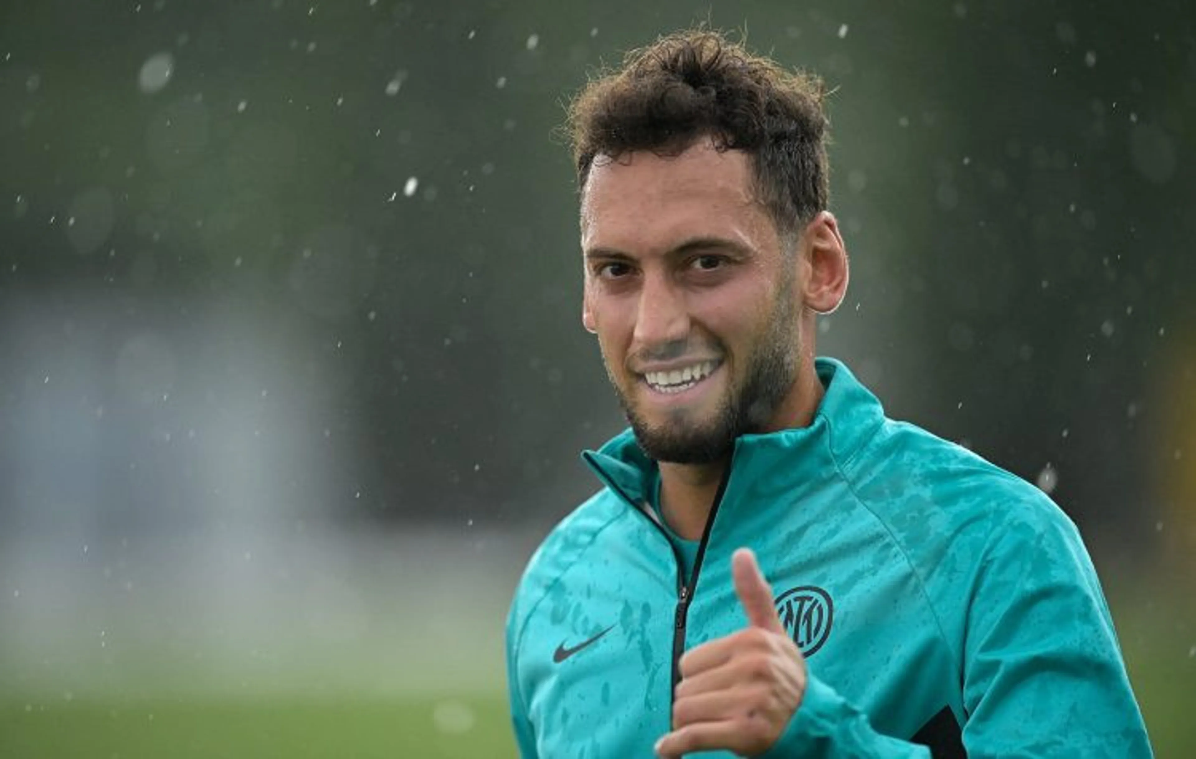 Copertina di Calhanoglu sul passaggio all’Inter: “Inevitabile accettare quando ti chiama un top club. Al Milan mi voleva solo Pioli”