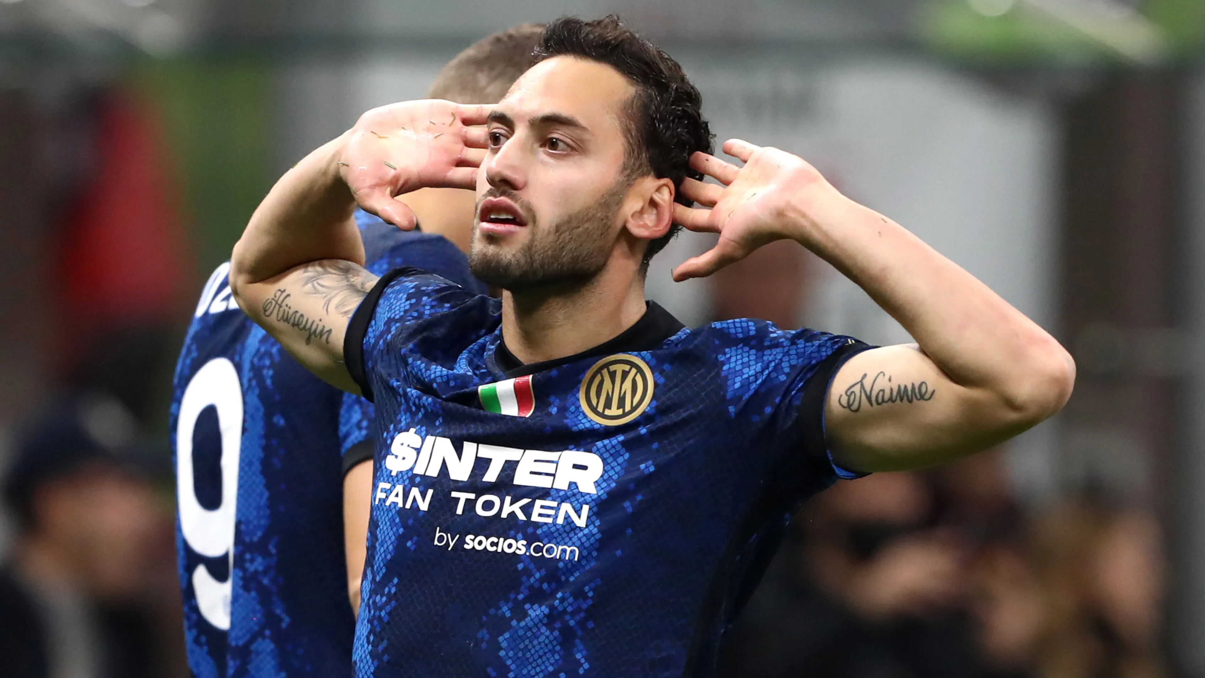 Copertina di Calhanoglu zittisce la curva del Milan dopo l’1-0: lo avevano appena insultato
