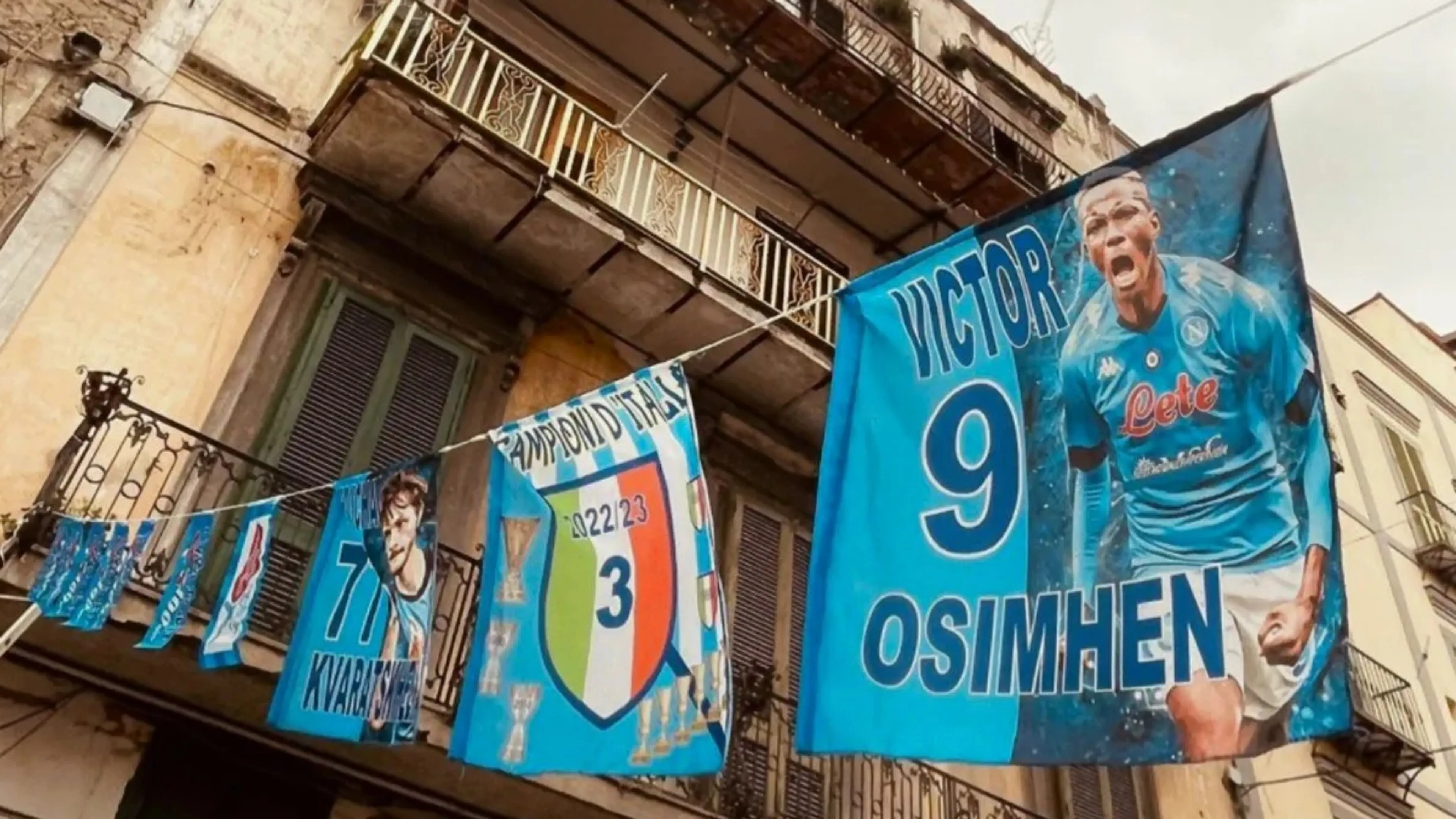 Copertina di “A Napoli boom di vendite di magliette e bandiere degli Azzurri, ma dietro c’è la Camorra”, l’allarme di Repubblica