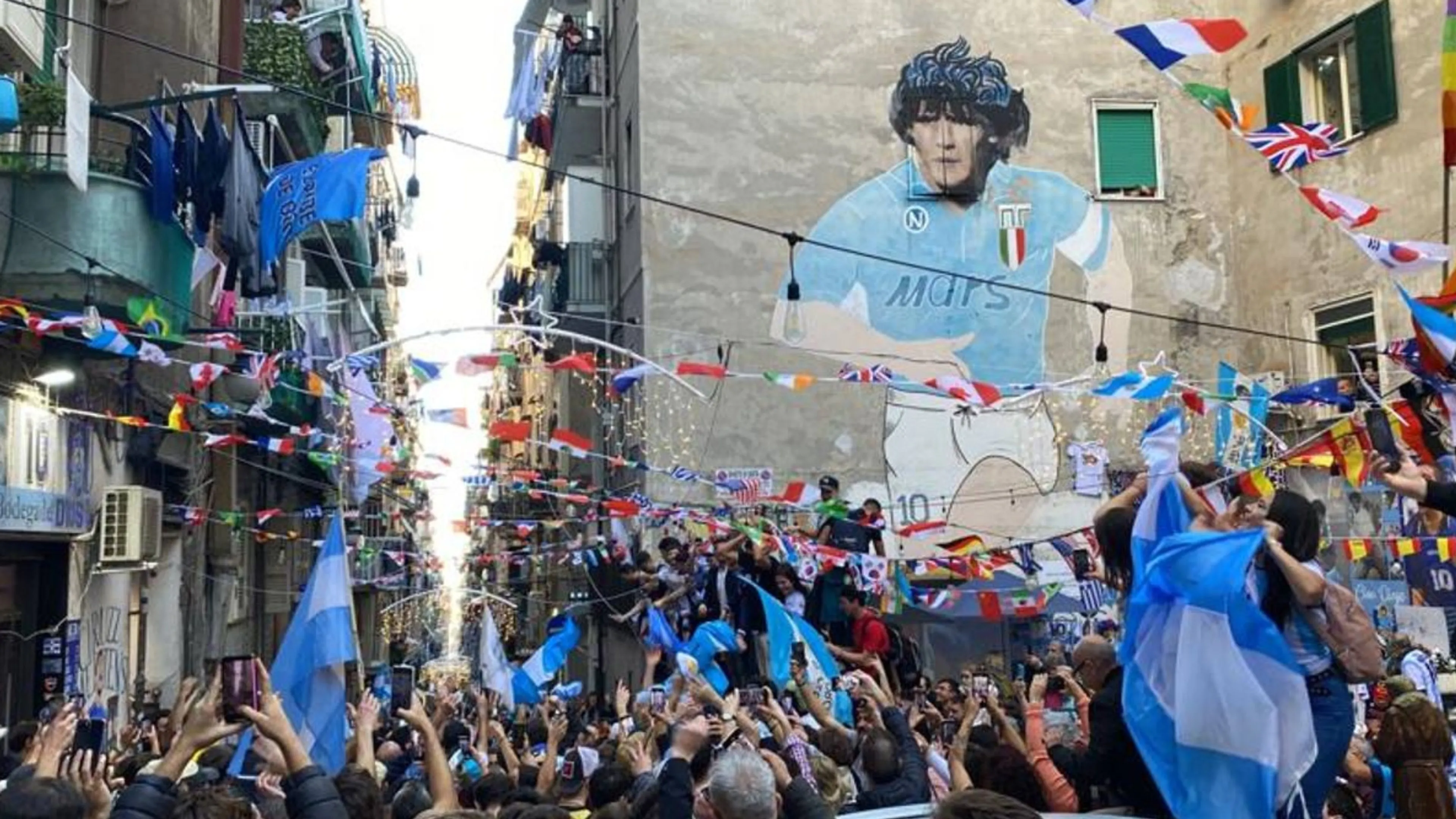 Copertina di “Maradona non si tocca!”, il messaggio della Camorra che ha “fatto cambiare idea” agli ultras dell’Eintracht