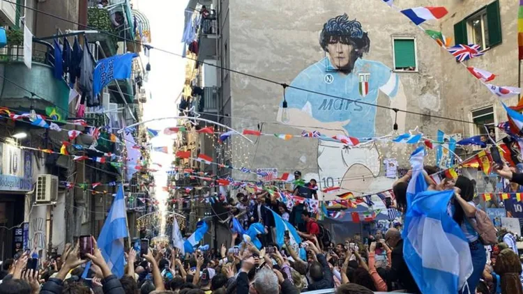 /images/c/a/m/camorra-ferma-i-tifosi-delleintracht-che-volevano-deturpare-il-murales-di-maradona.jpg