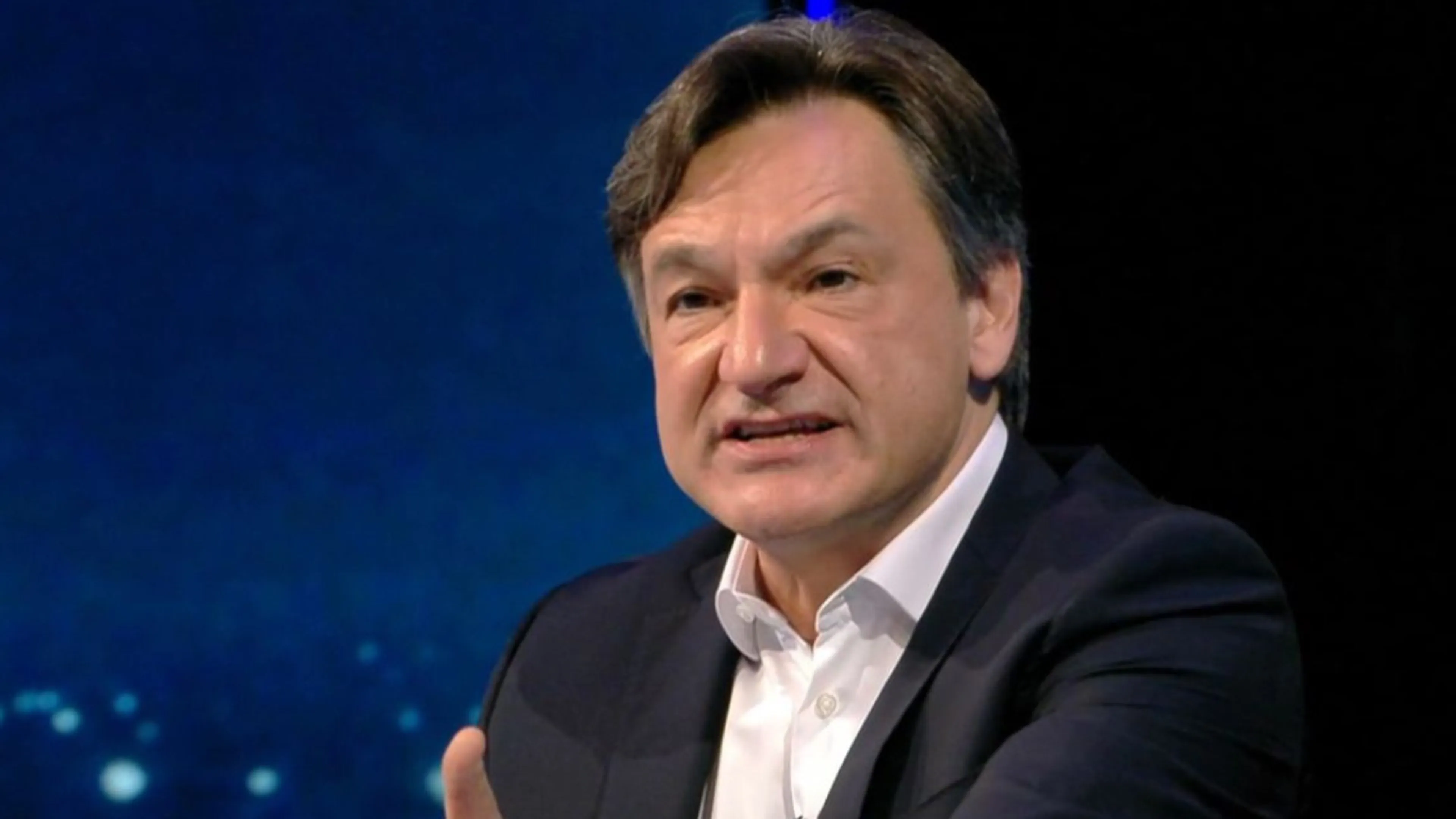 Copertina di Fabio Caressa e la rissa sfiorata con un tifoso: "Non ci ho visto più"