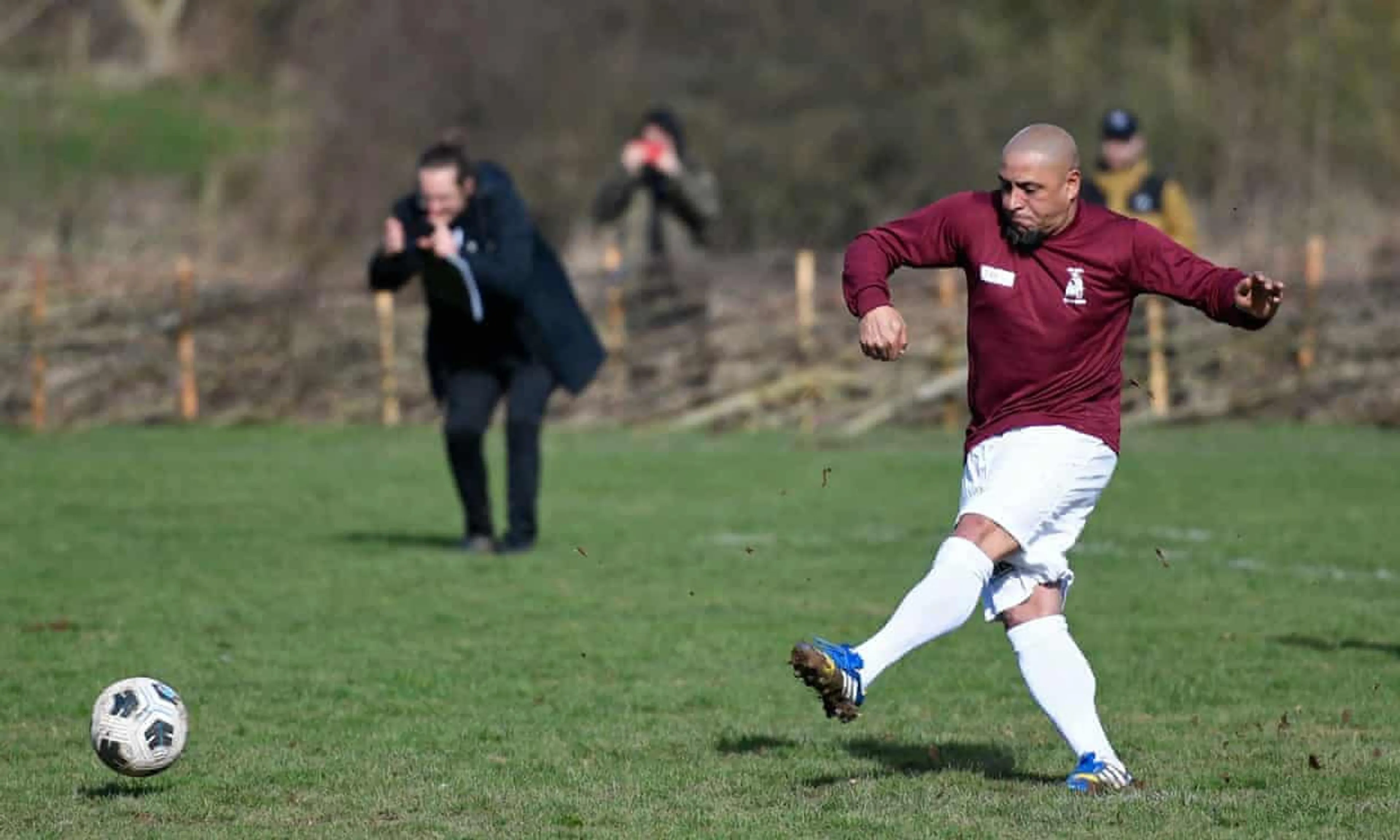 Copertina di Roberto Carlos torna in campo per 6 euro, entra e segna un rigore (VIDEO)