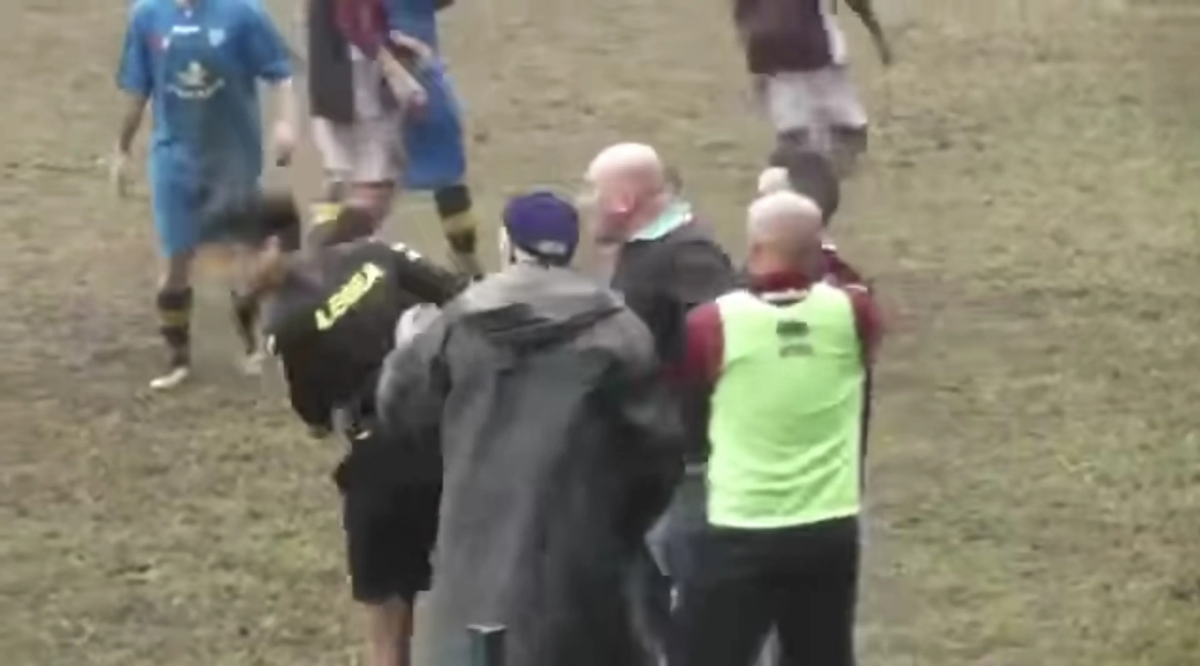 Copertina di Carpignano, allenatore viene espulso e tira un pugno all’arbitro: match sospeso (VIDEO)