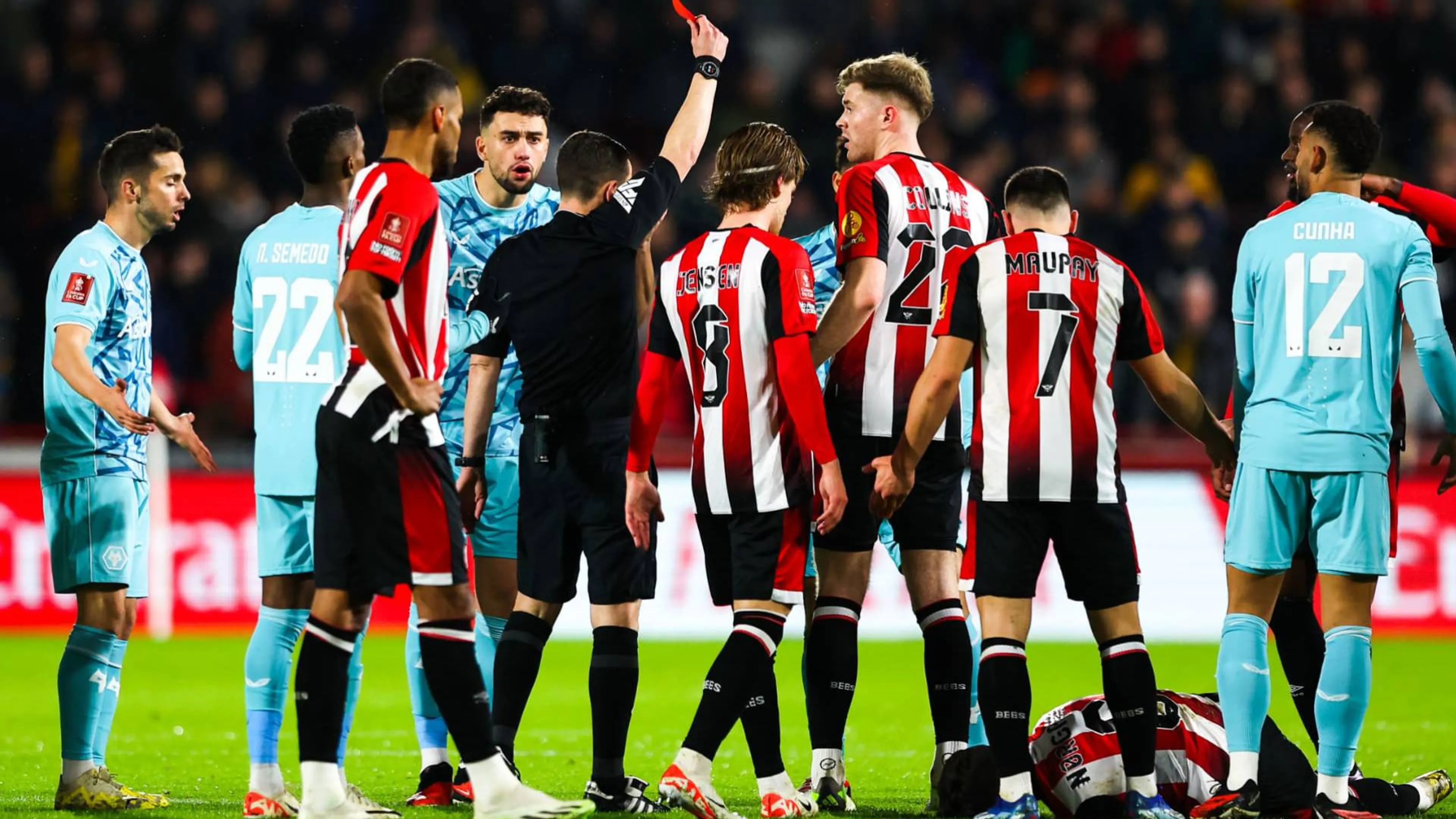 Clamoroso in F.A. Cup: l'arbitro tira fuori un cartellino rotondo