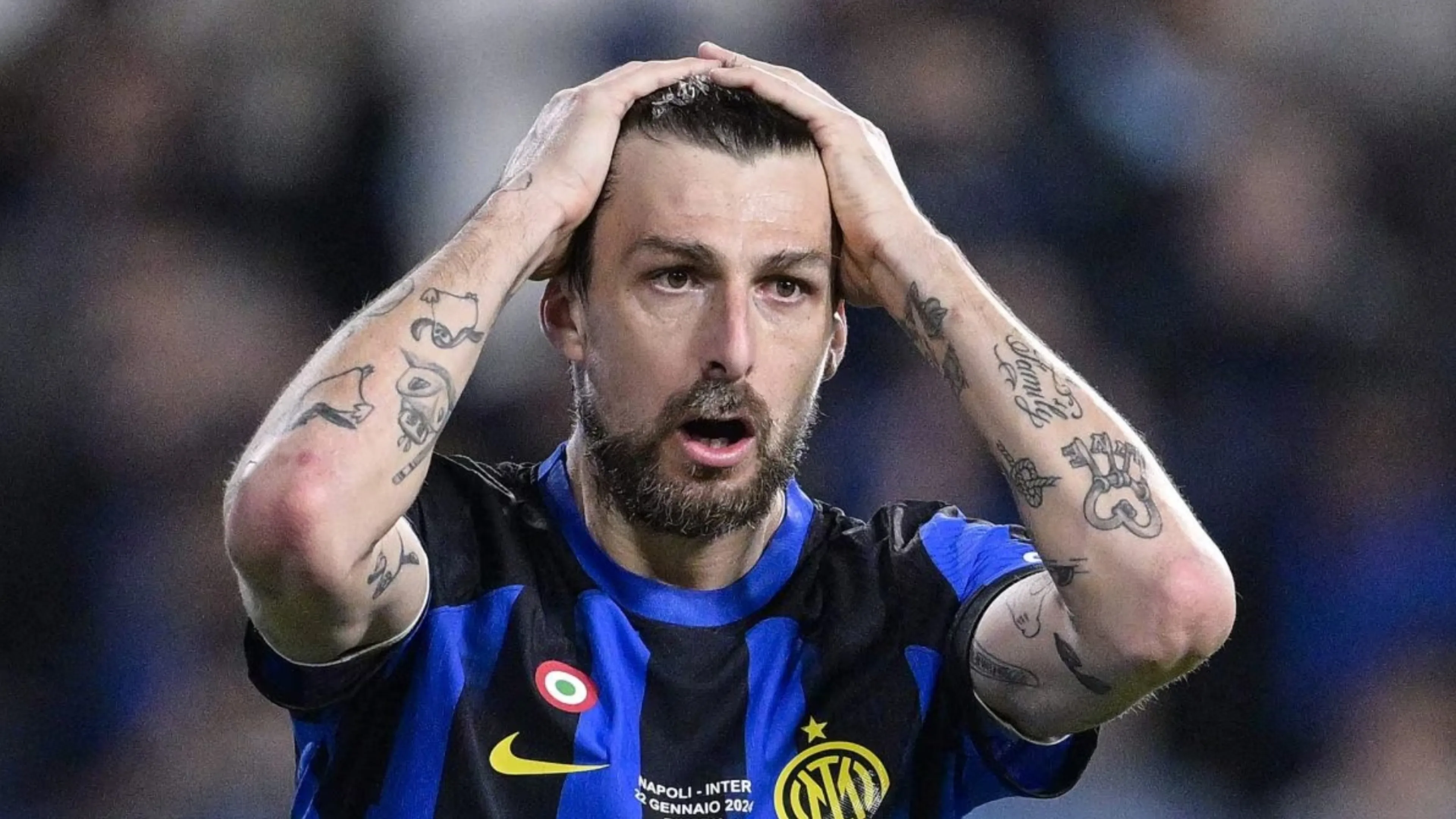 Copertina di Caso Acerbi: il difensore in difficoltà a una domanda di Chinè. Spunta un terza ipotesi