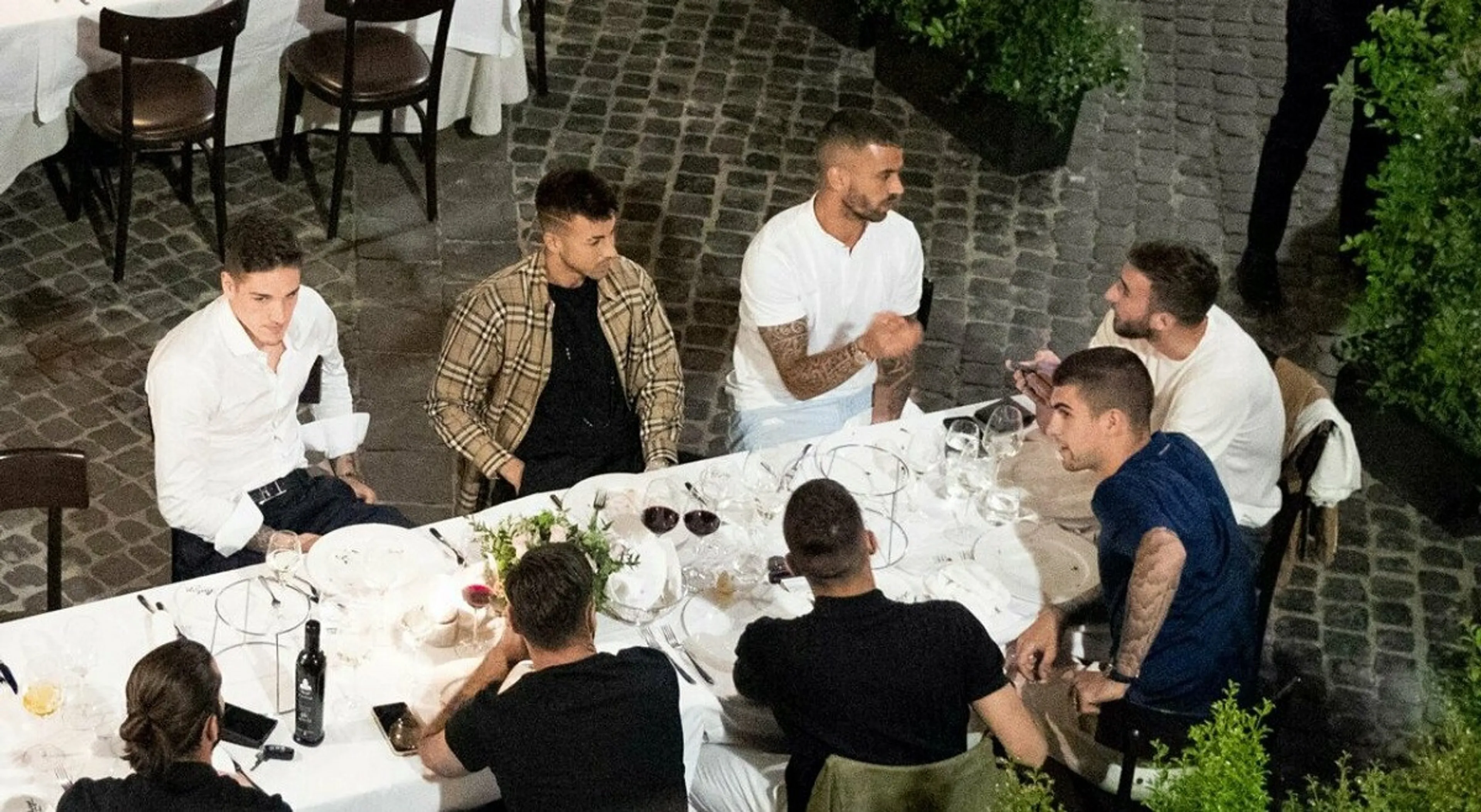 Copertina di Roma, la cena di squadra si conclude con l’aggressione di due giornalisti. Il club si scusa