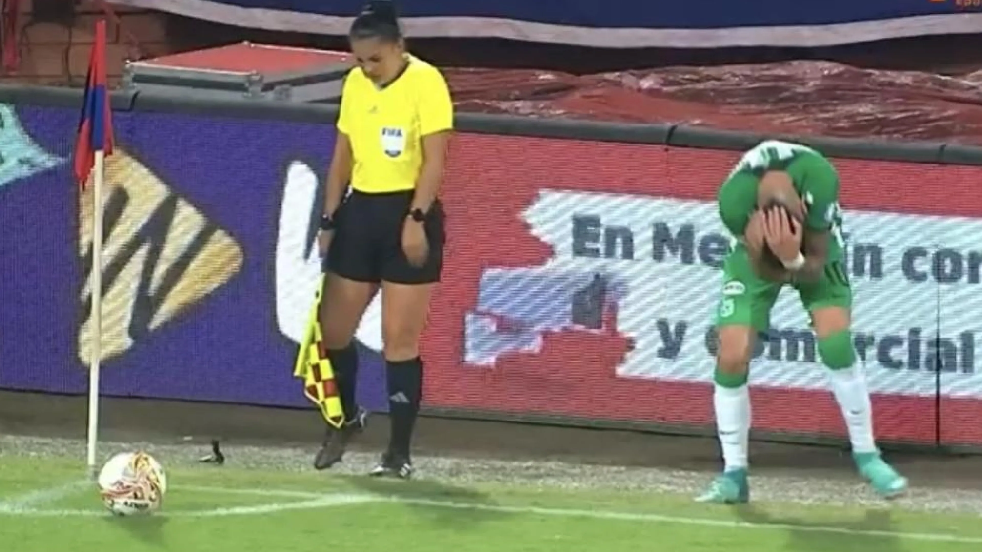 Follia in Colombia: ex Cagliari colpito in testa da un coltello lanciato dagli spalti (VIDEO)