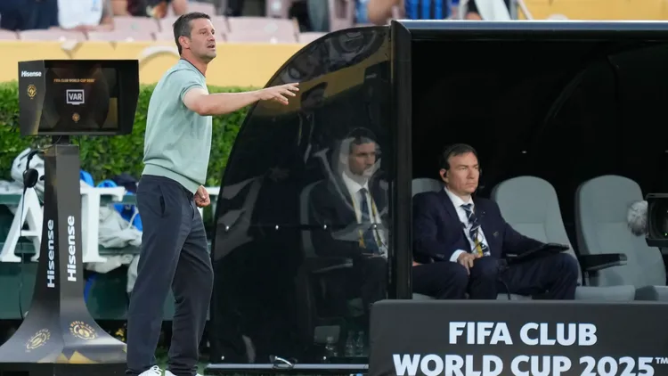 /images/c/f/-/cf-monterrey-v-fc-internazionale-milano-group-e-fifa-club-world-cup-2025-cristian-chivu-head-coach-of-internazionale-gives-instructions-during-the-fifa-club-world-cup-2025-group-e-match-between-cf-monterrey-and-fc-internazionale-milano-at-rose-bowl-stadium-on-june-17-2025-in-pasadena-california-pasadena-california-united-states-copyright-xjosexbretonx-originalfilenamebretonhernandez-cfmonter250617npz5zjpgjpg_1751266585981.jpg