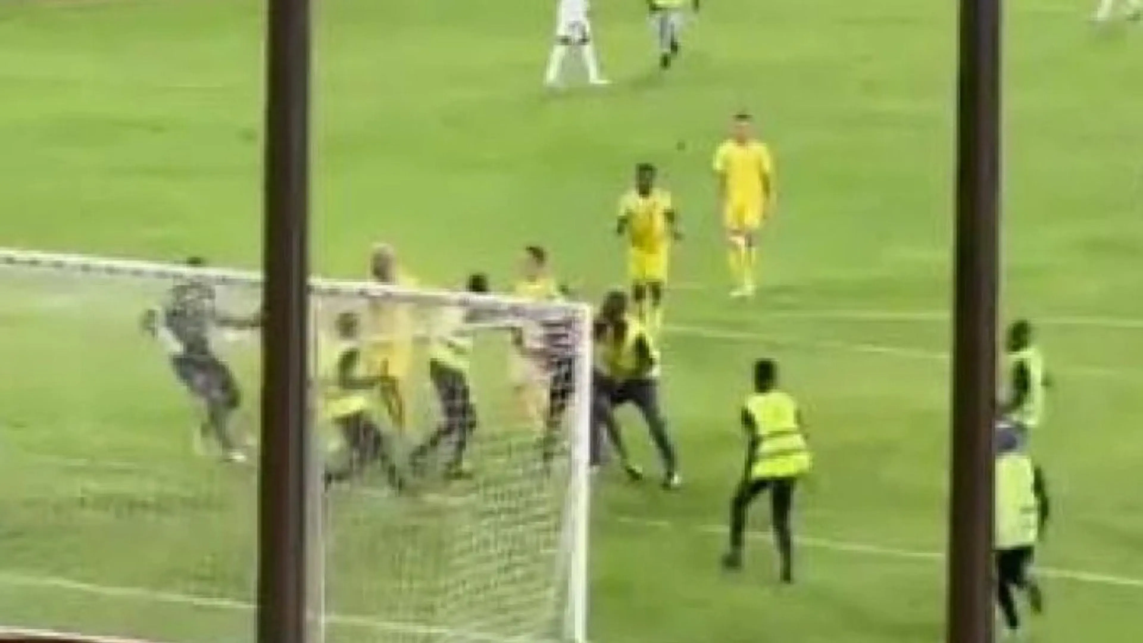 Copertina di Follia nella Champions africana: tifoso invade e prende a pugni il portiere, lui risponde (VIDEO)