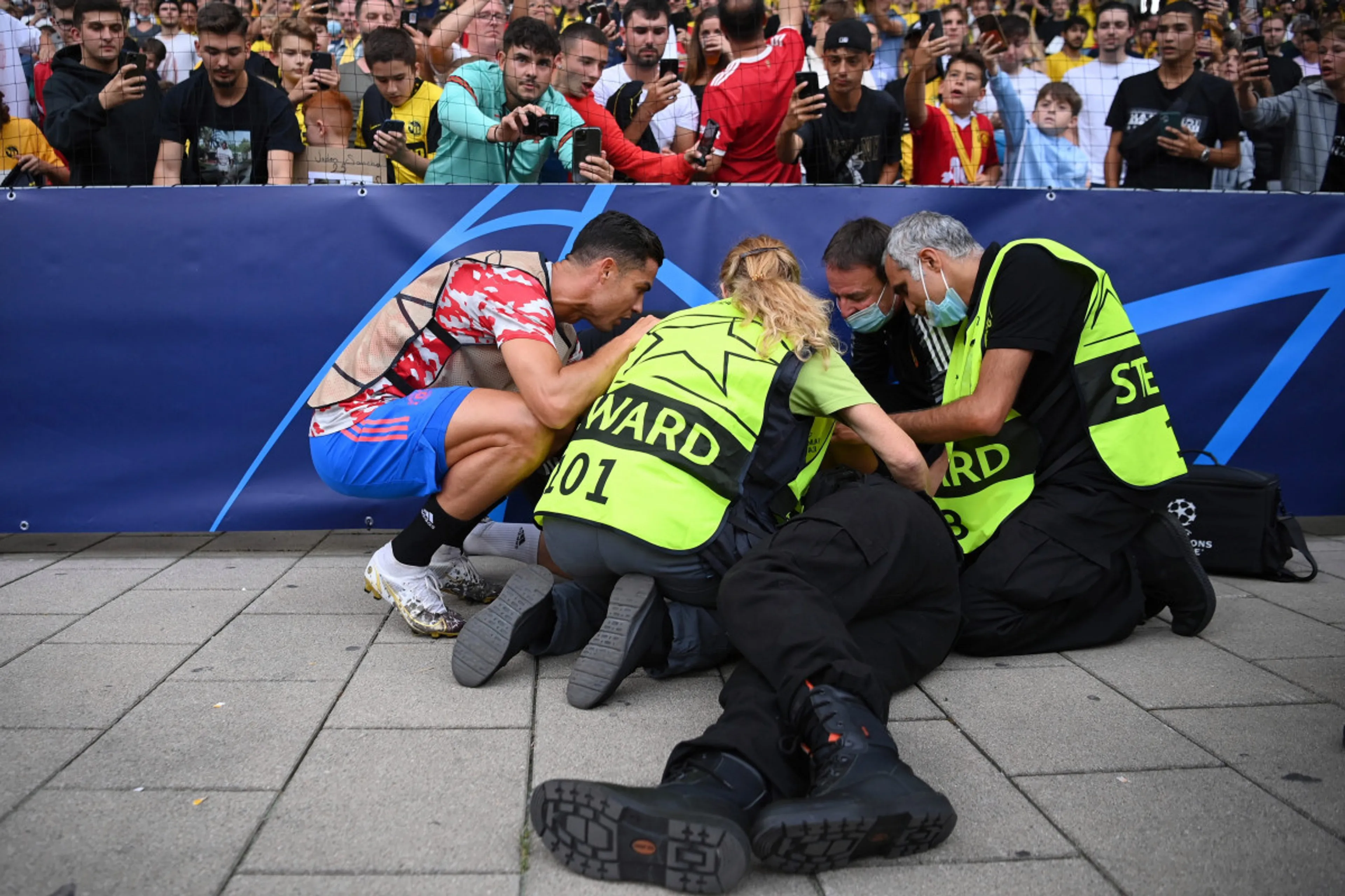 Copertina di Esordio col botto in Champions per Ronaldo: messa ko una steward (FOTO)