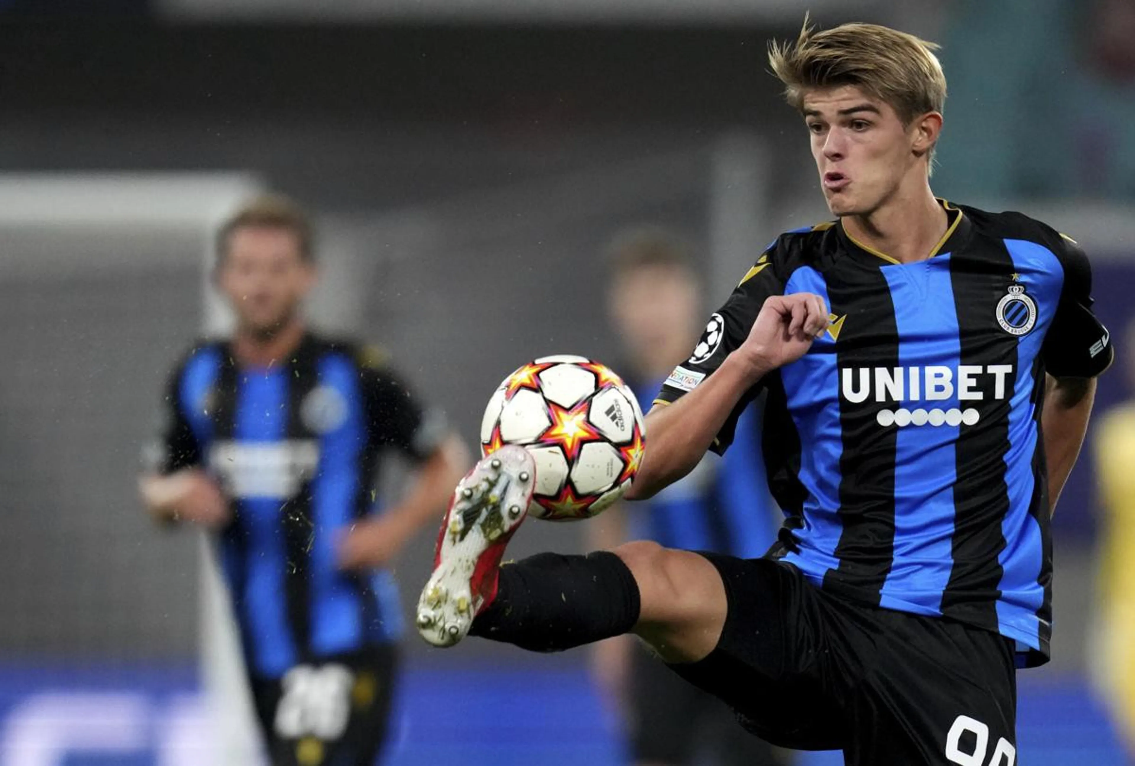 Copertina di Il Leeds vuole soffiare De Ketelaere al Milan: presentata l’offerta al Bruges