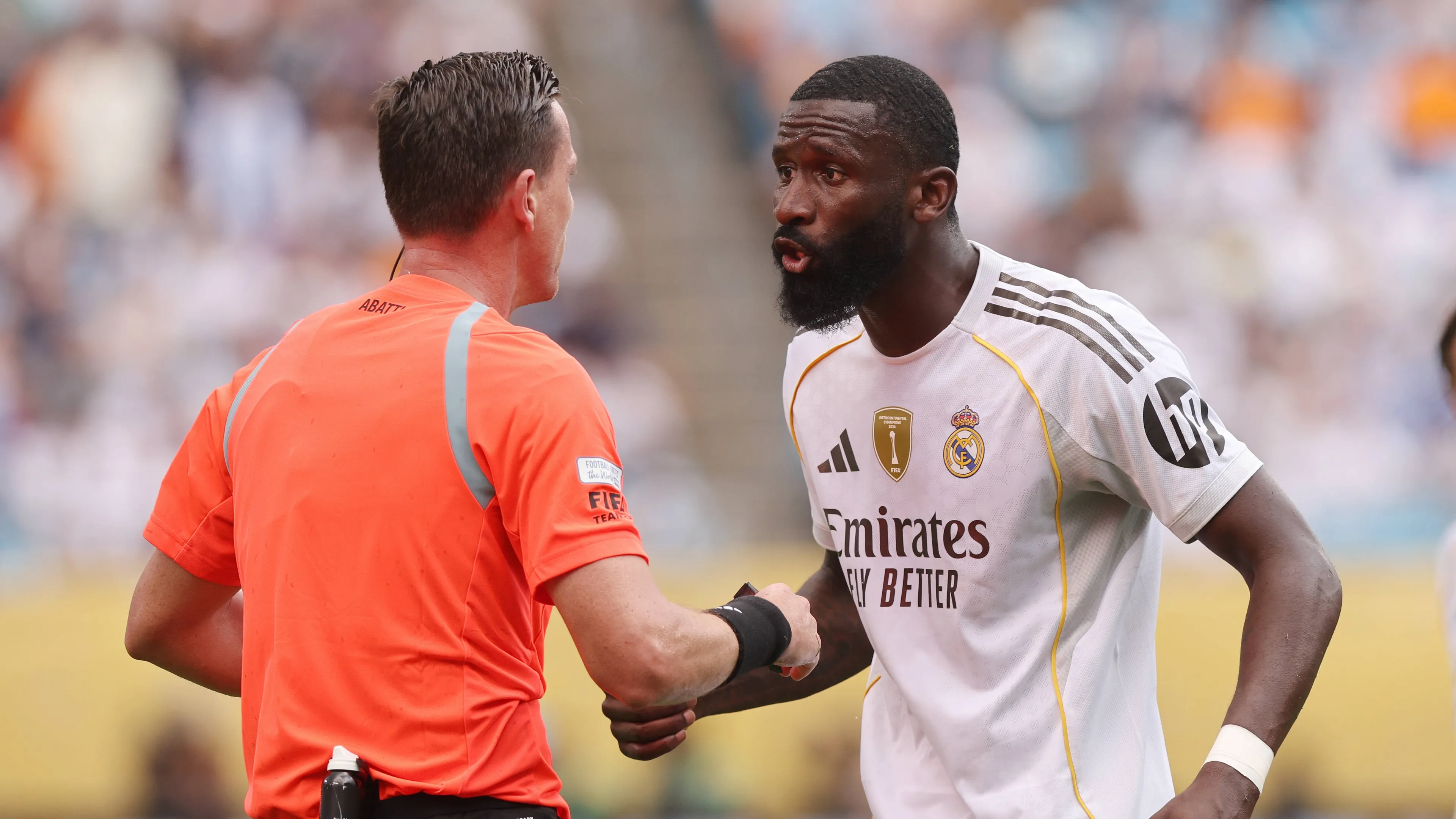 Gesto della X in Real Madrid–Pachuca: cosa significa e perché l’arbitro lo ha fatto