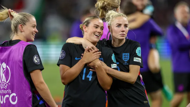/images/c/h/e/che-genf-england-vs-italien-lnderspiel-uefa-stade-de-geneve-uefa-european-women-s-championship-2025-halbfinale-im-bild-england-schlgt-italien-jubel-nach-dem-spiel-celebration-grace-clinton-england-14-alex-greenwood-england-5-dfb-dfl-regulations-prohibit-any-use-of-photographs-as-image-sequences-and-or-quasi-video-22072025-che-geneva-england-vs-italy-international-match-uefa-stade-de-geneve-uefa-european-women-s-championship-2025-semi-final-in-picture-england-beats-italy-post-match-cheers-celebration-grace-clinton-england-14-alex-greenwood-england-5-dfb-dfl-regulations-prohibit-any-use-of-photographs-as-image-sequences-and-or-quasi-video-22-07-2025-copyright-hmbxmedia-hendrikxhamelaujpg_1756923720231.jpg