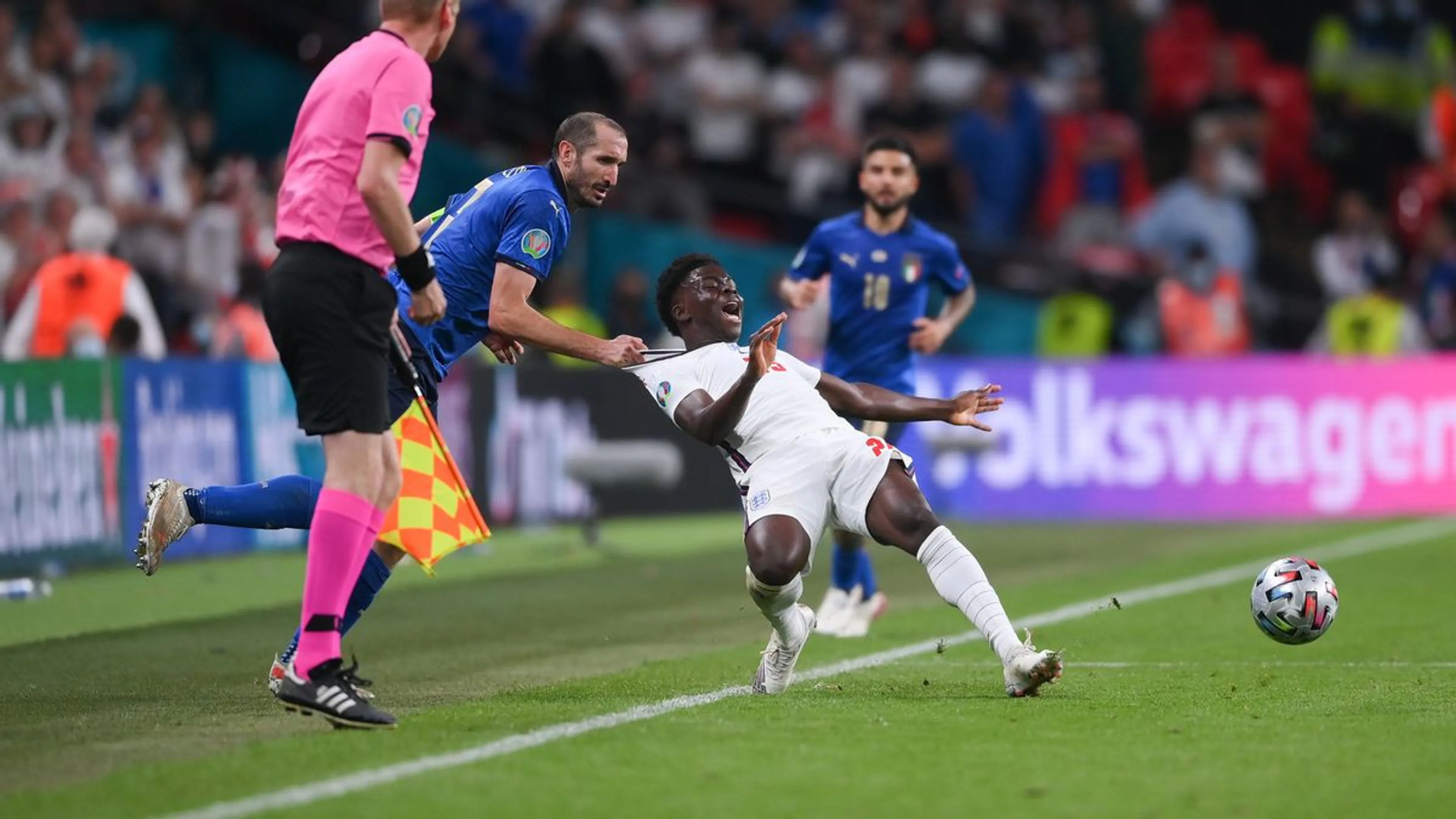 Copertina di Chiellini ricorda la trattenuta su Saka: “La prima reazione è stata di afferrarlo…e l’ho afferrato bene”