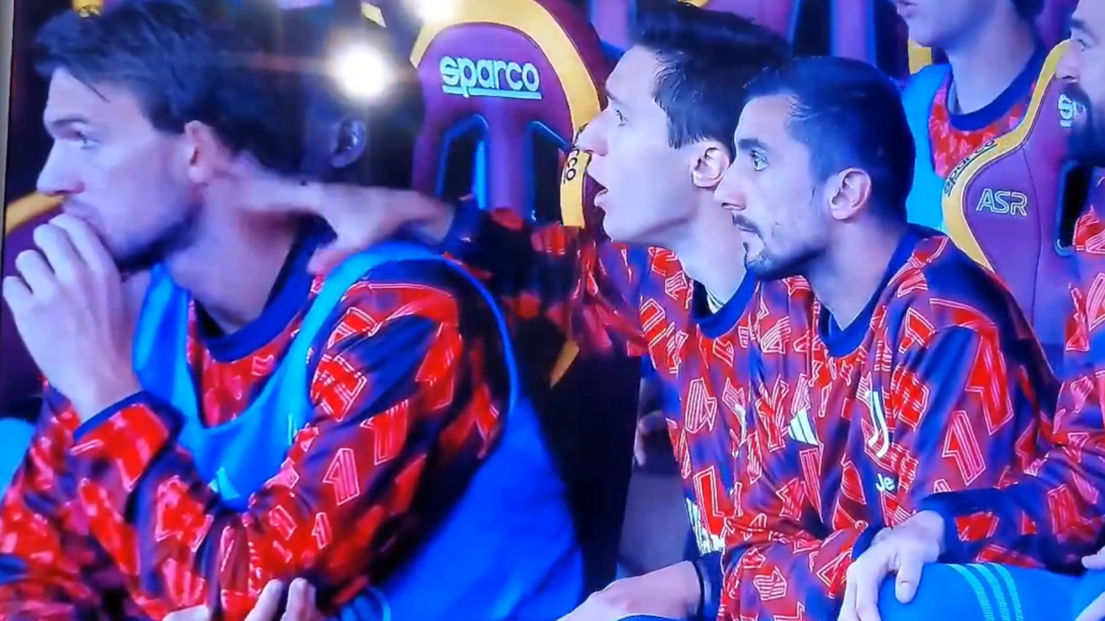 Copertina di Chiesa e Rugani diventano un meme: virale il loro video in panchina durante Roma-Juve