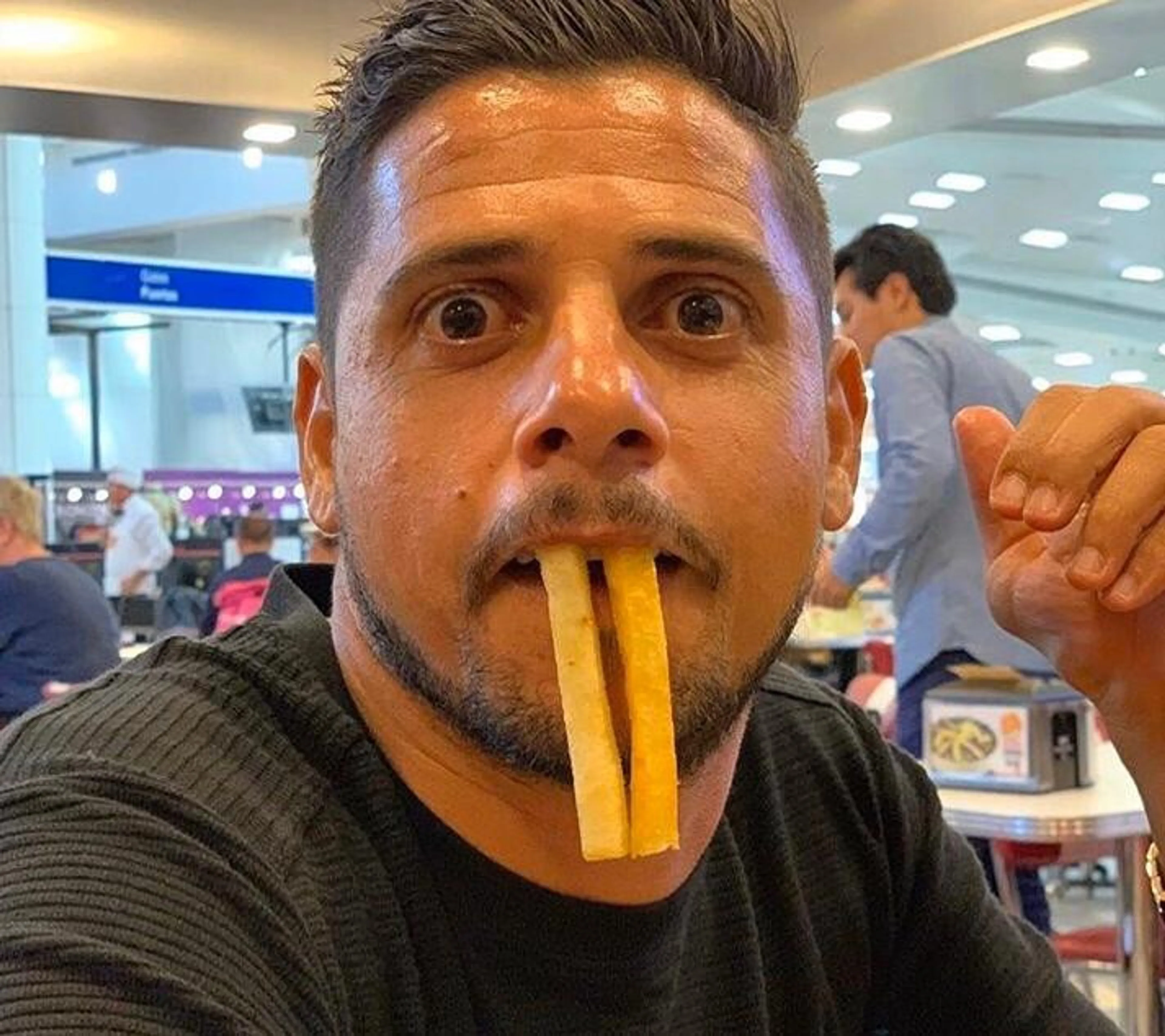 Copertina di Le confessioni del bad boy Cicinho: “10 birre al giorno”