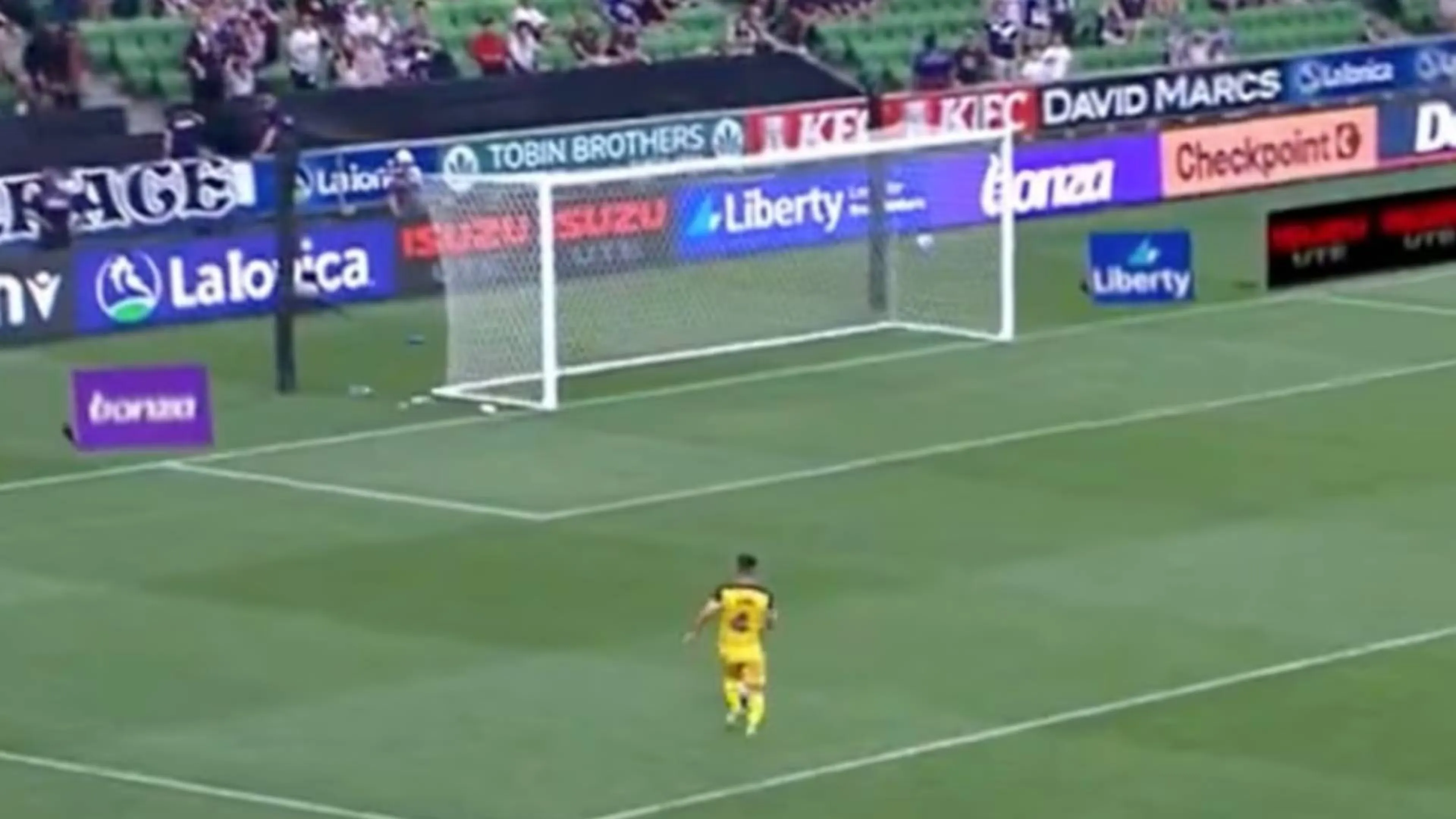 Copertina di Sbaglia un gol clamoroso a porta vuota, episodio surreale (VIDEO)