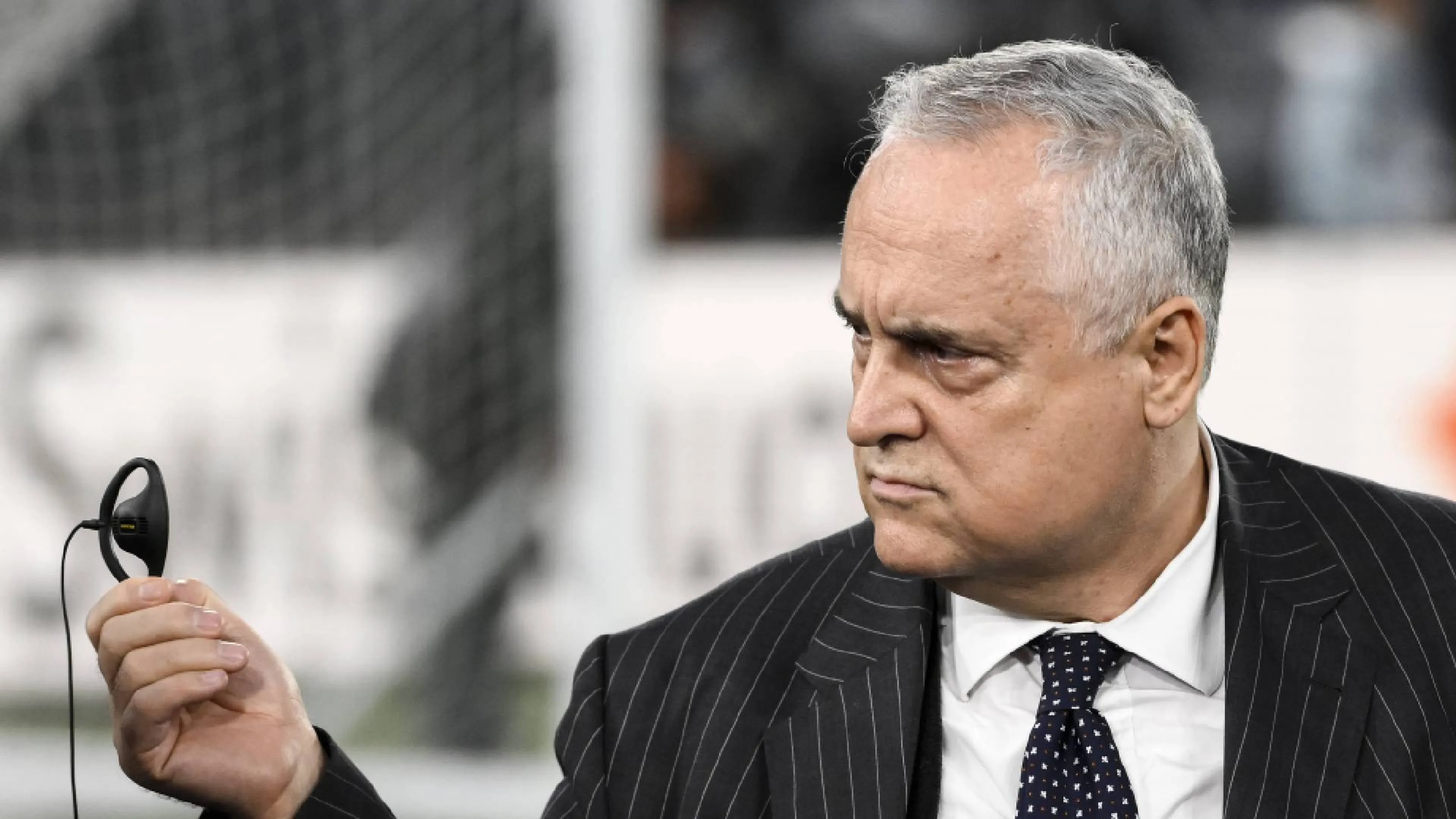 "I giocatori hanno la m***a nel cervello": Lotito, l'assurda telefonata con il tifoso diventa virale (VIDEO)