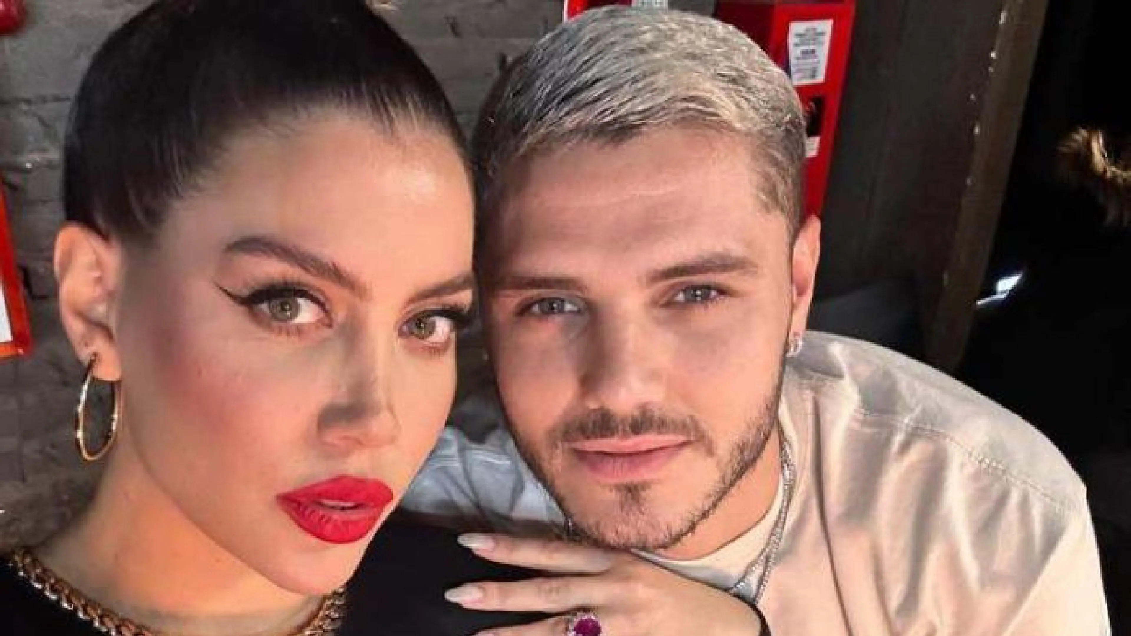Copertina di Wanda Nara e la "clausola tradimento" per Icardi: il chiarimento social