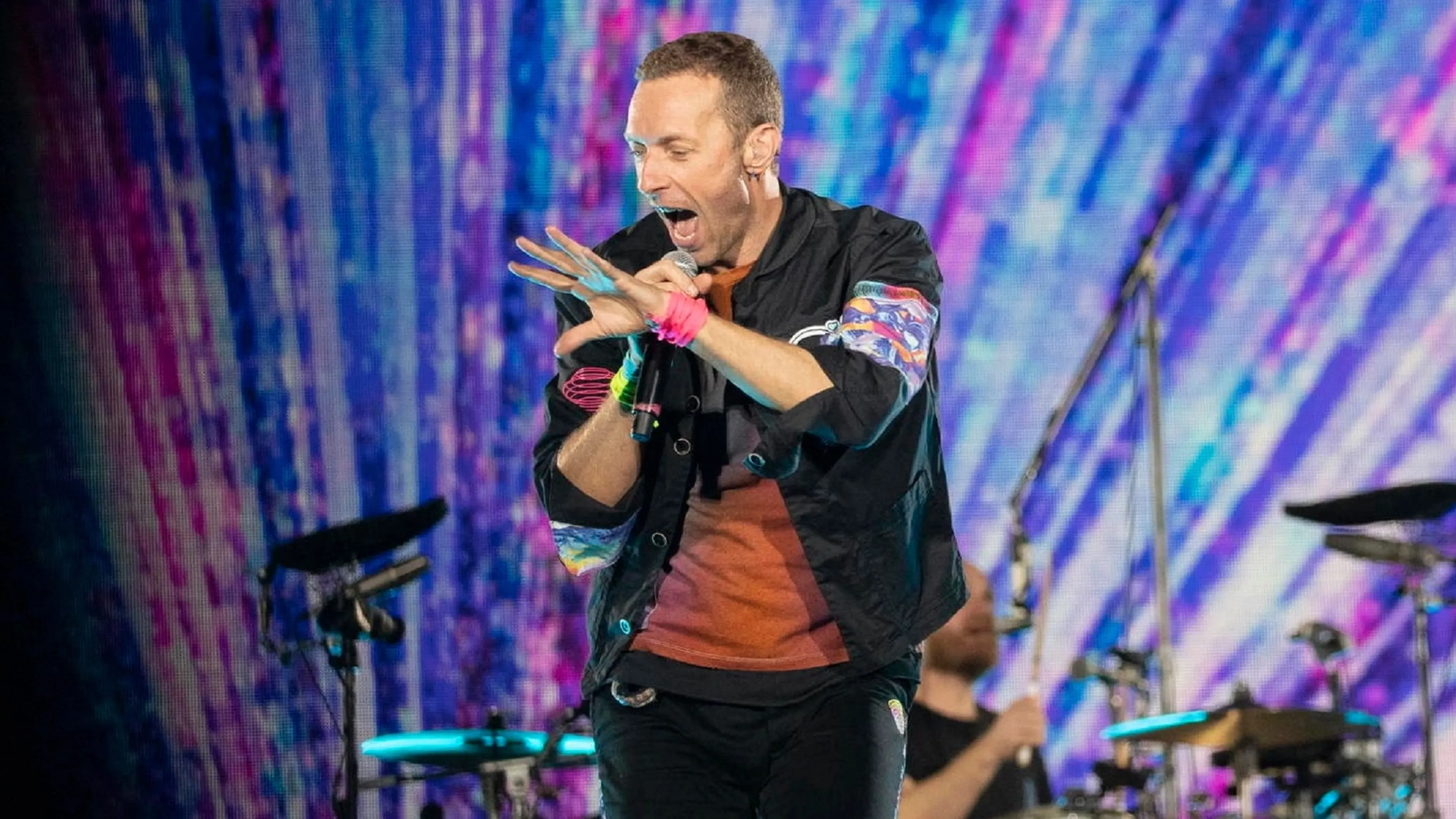 Copertina di L'inaspettato regalo dei Coldplay al Napoli per la vittoria dello scudetto durante il loro concerto (VIDEO)