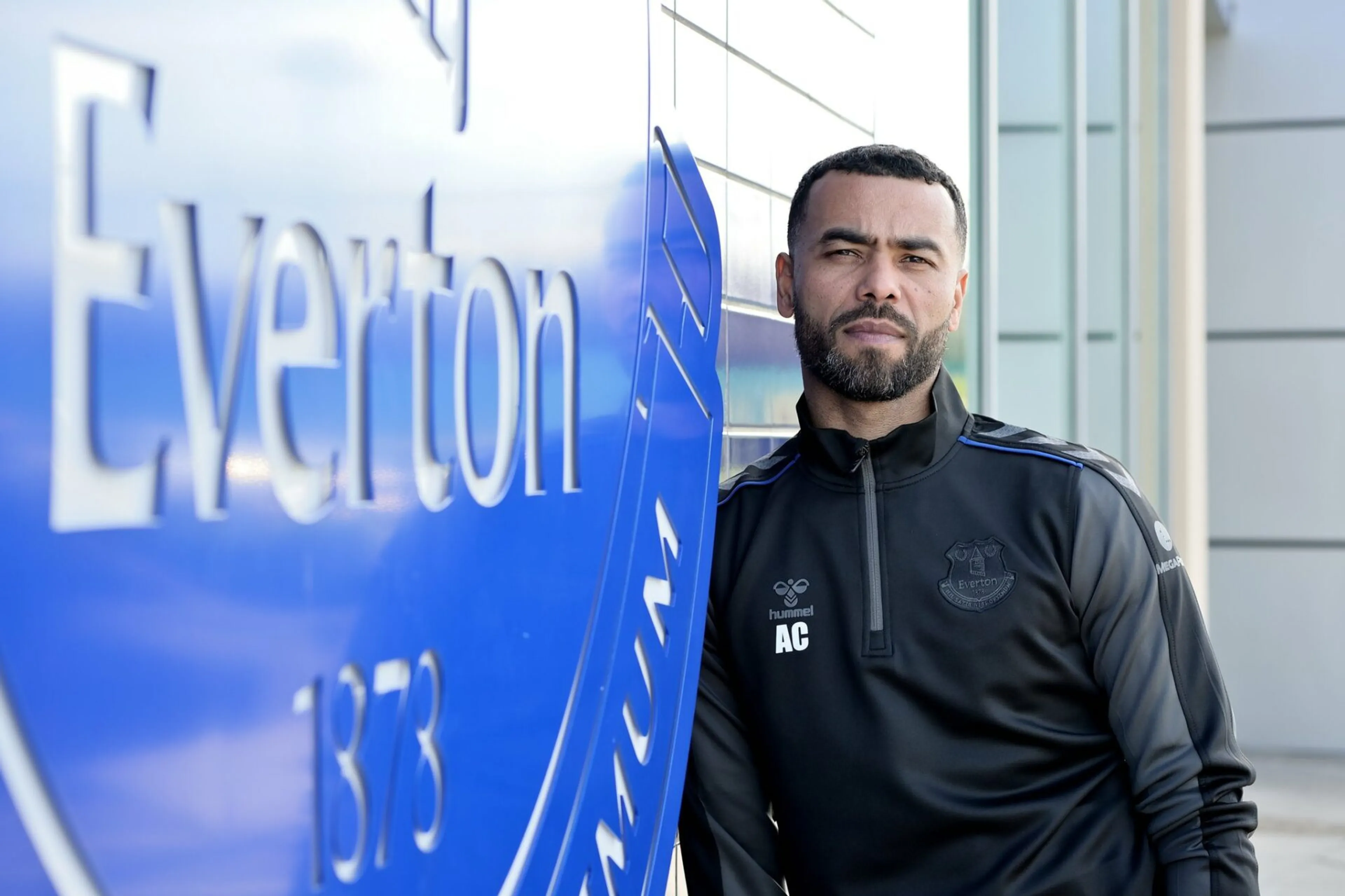 Copertina di Paura per Cole, furto in casa dell’ex calciatore: i ladri hanno minacciato di tagliargli le dita