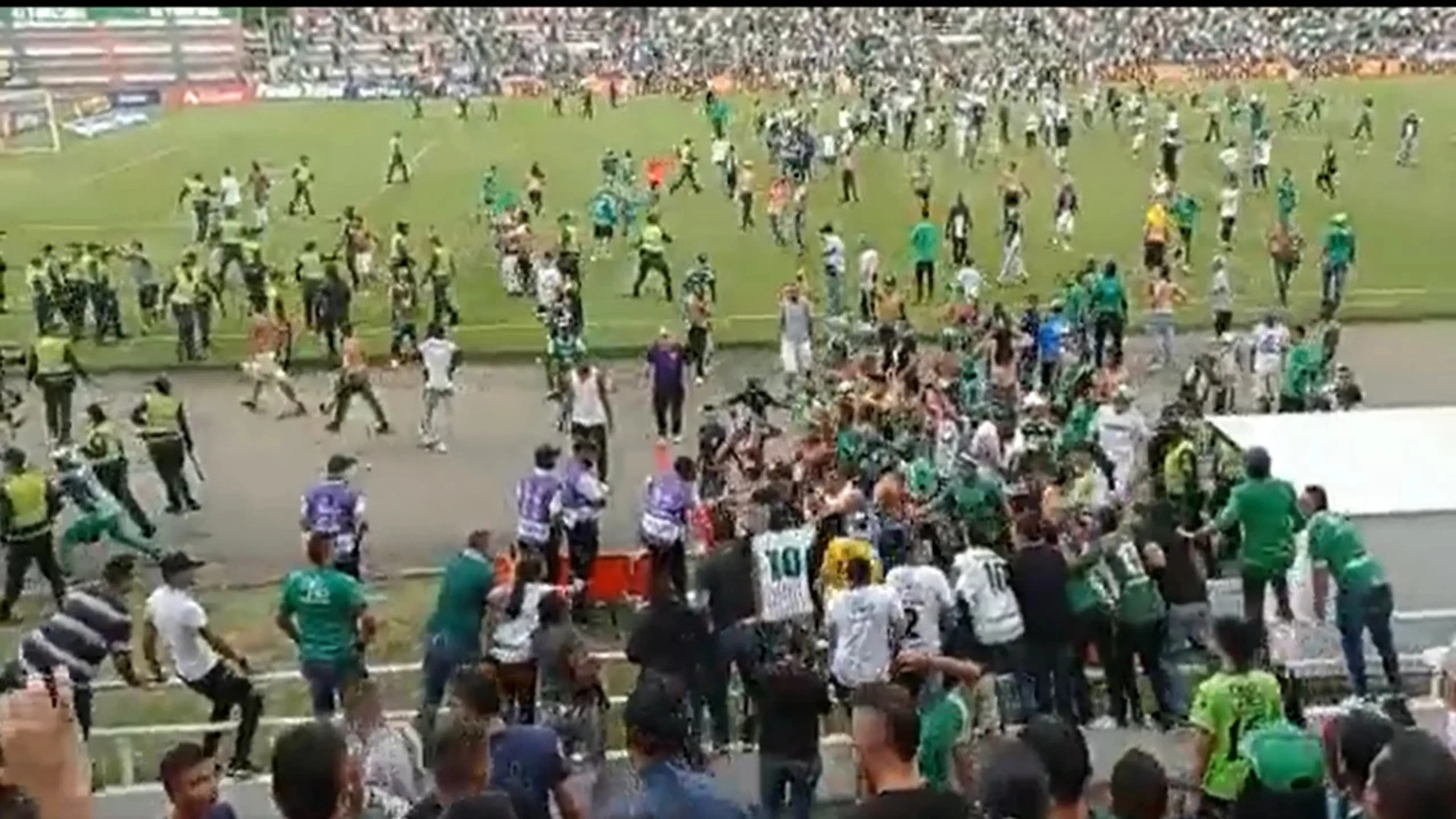 Copertina di Shock in Colombia: 1400 tifosi invadono il campo e attaccano giocatori e staff (VIDEO)