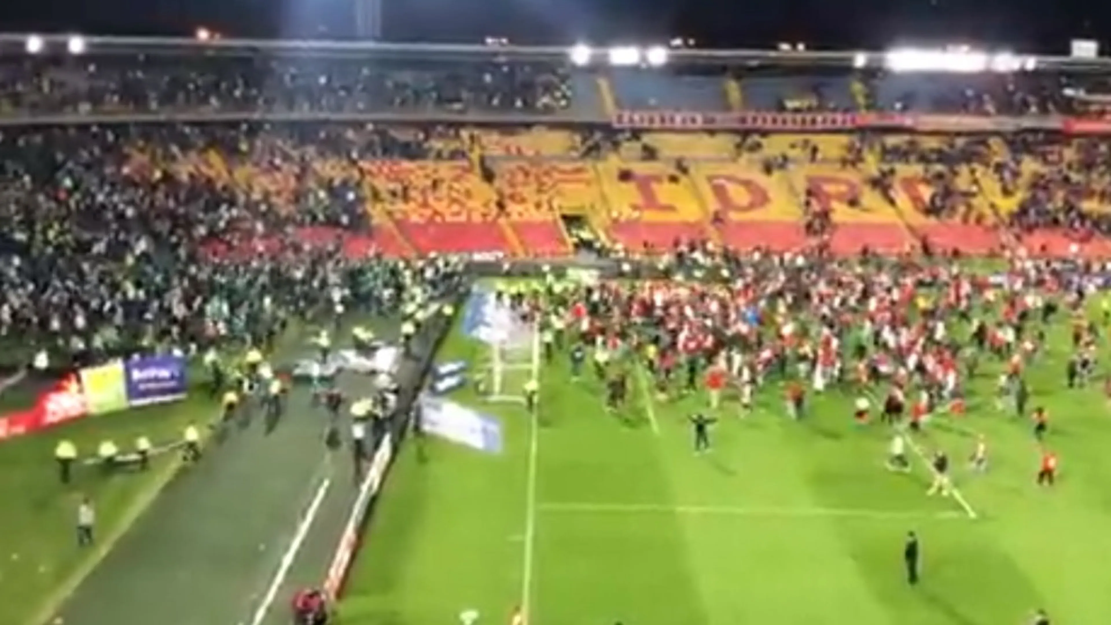 Copertina di Colombia, primo match con i tifosi finisce in mega rissa: sfiorata la tragedia (VIDEO)