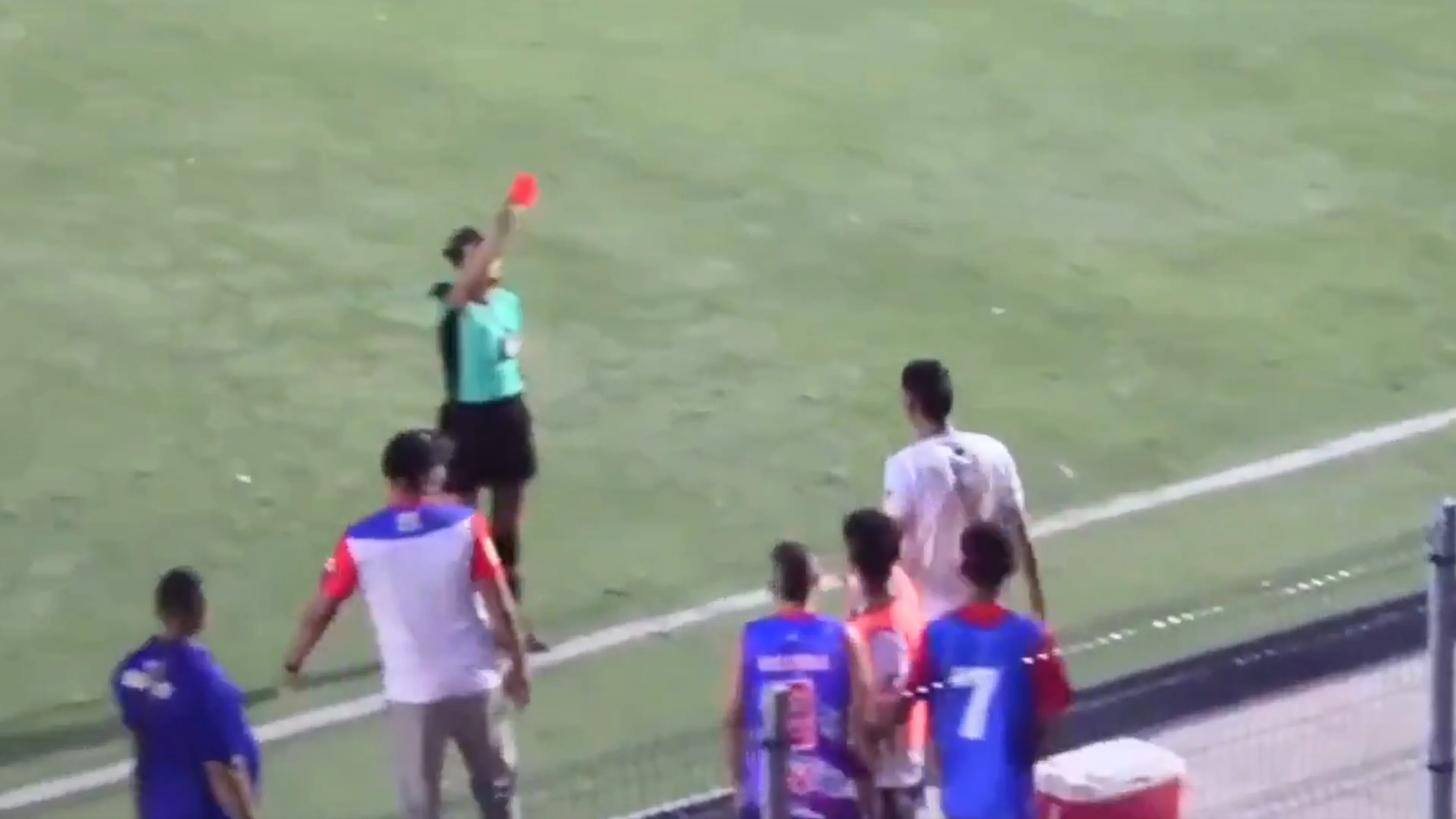 Follia in Colombia, schiaffeggia l'arbitra dopo essere stato espulso: ma lei spiazza tutti (VIDEO)