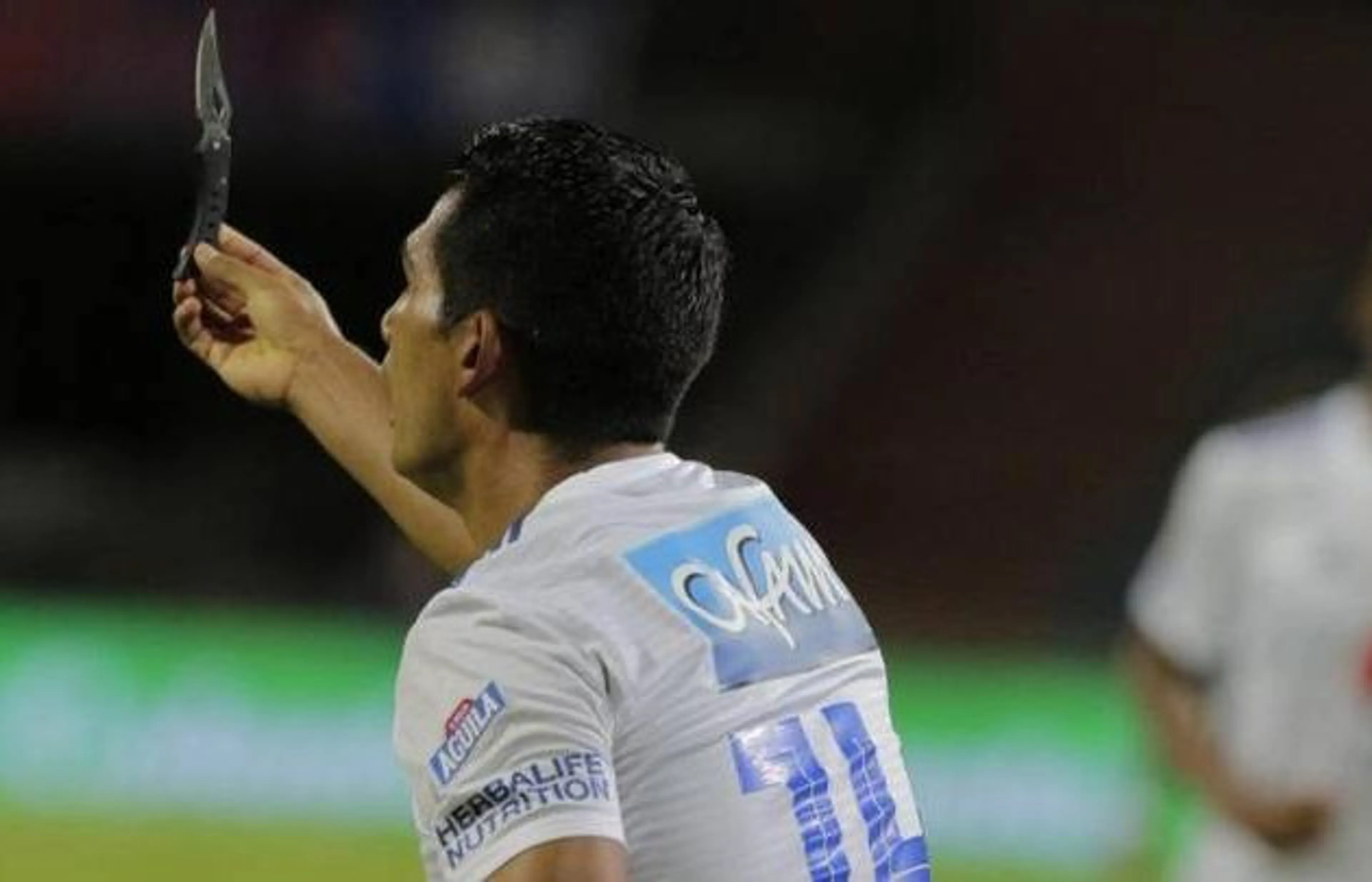 Copertina di Follie in Colombia. Gli ospiti segnano e in campo vola…