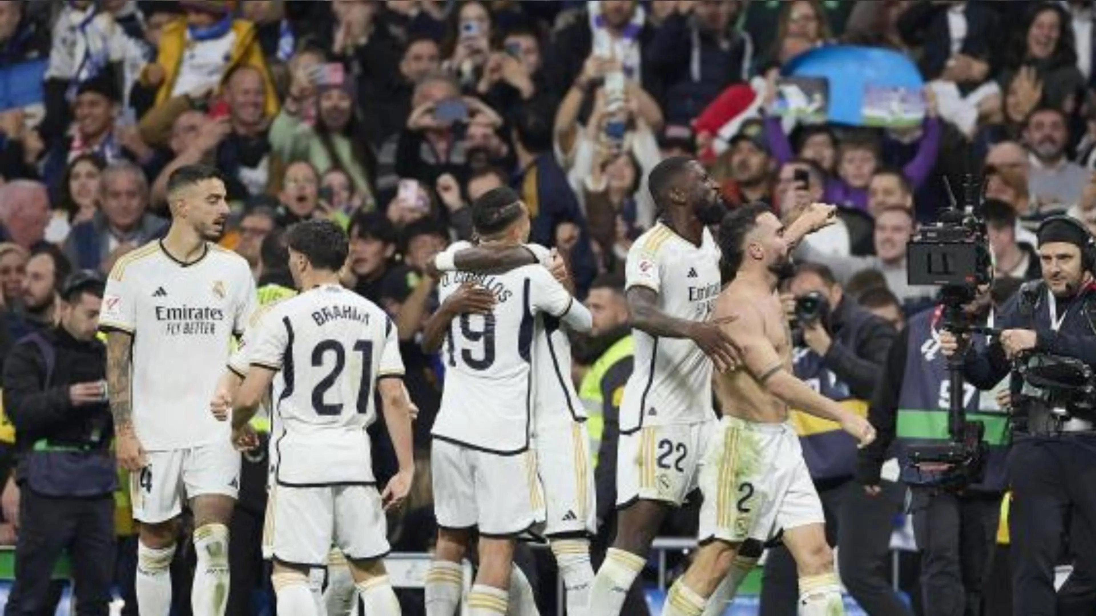 Copertina di "Non puoi giocare con tre gambe", il commento a luci rosse che imbarazza il Real Madrid (FOTO)