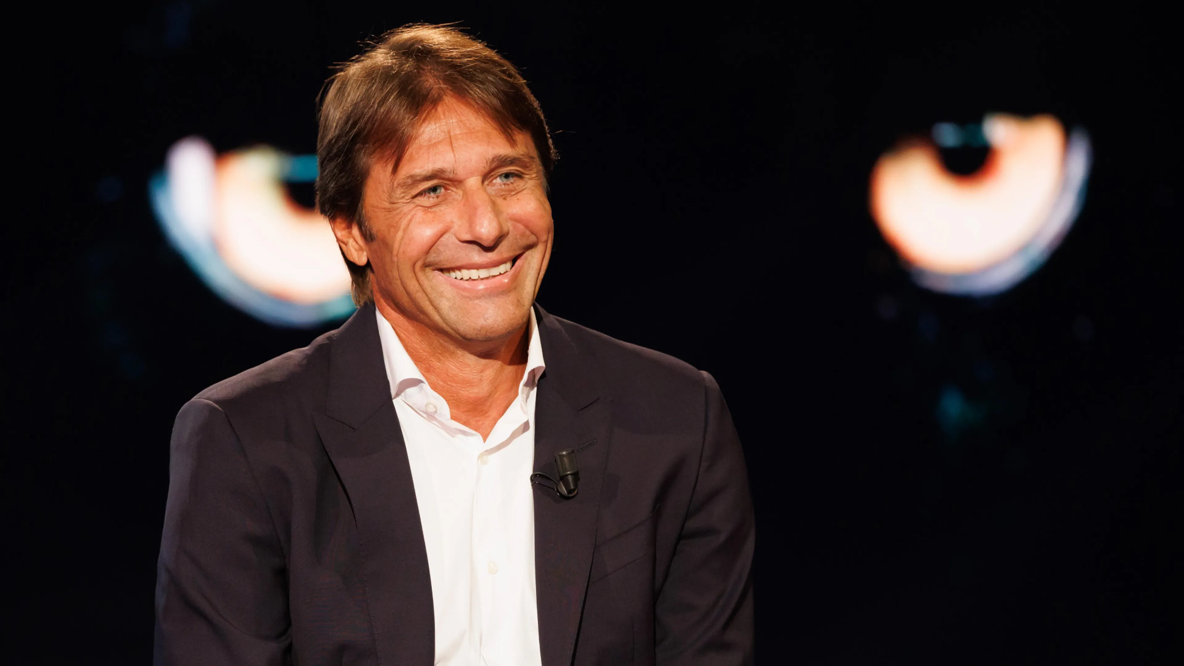 Copertina di De Laurentiis incontra Conte per averlo al Napoli a giugno: il tecnico prende tempo in attesa del Milan