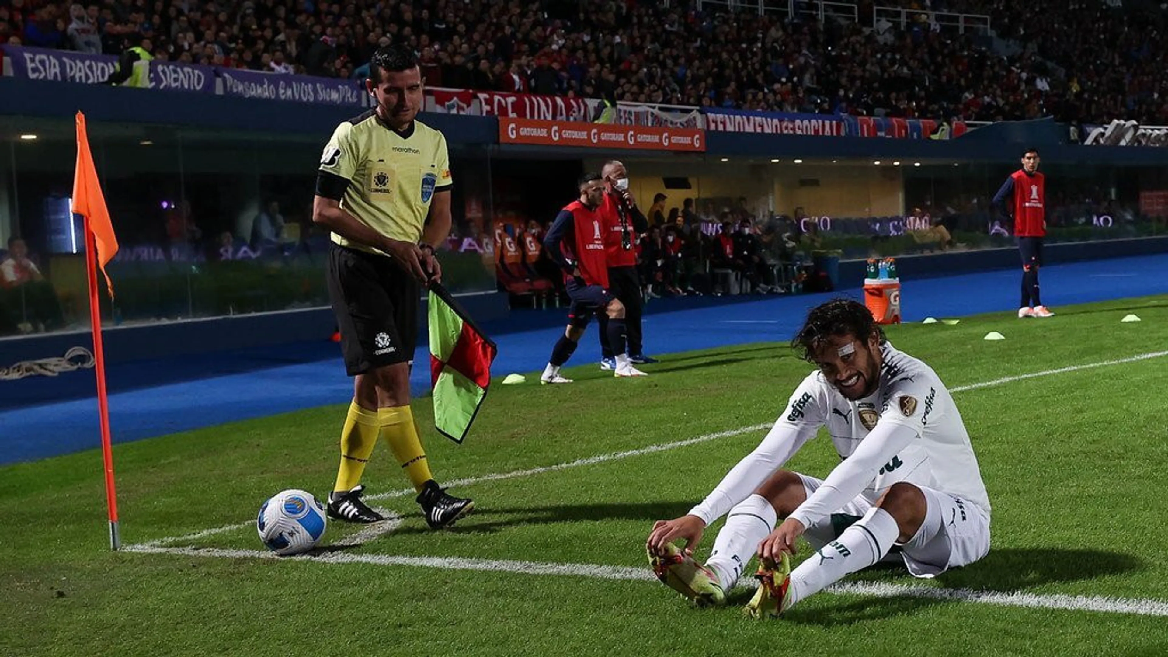 Copertina di Stranezze da Copa Libertadores: giocatore calcia corner, ma prende la gamba del guardalinee (VIDEO)