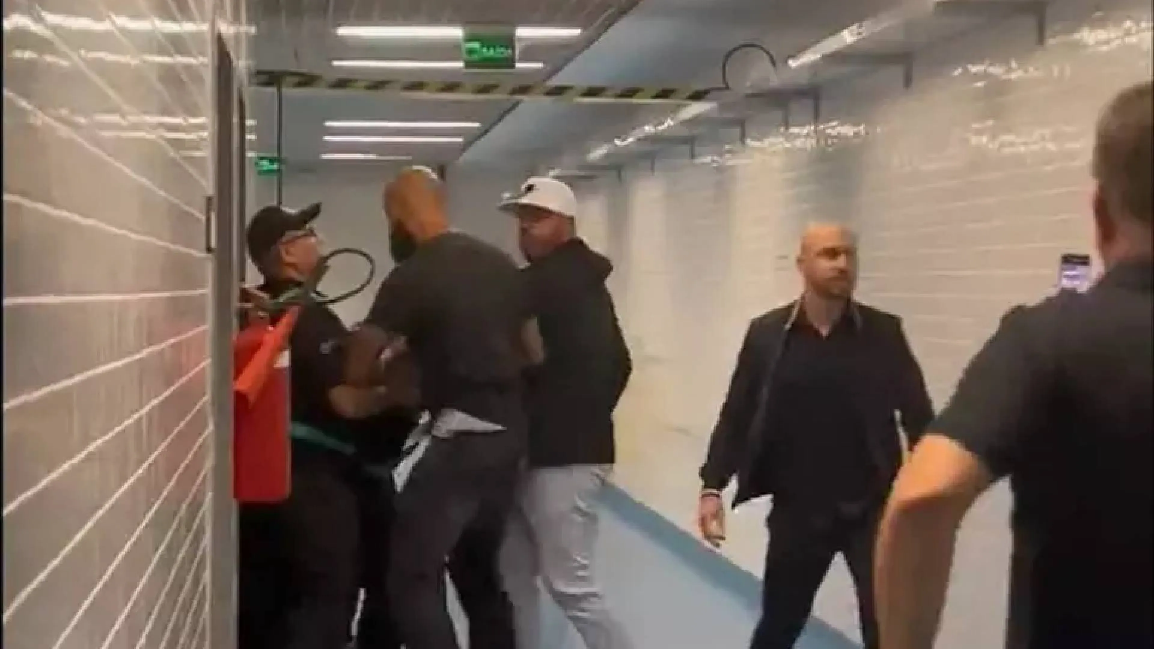 Copertina di Brasile, dirigente del Corinthians tenta l'assalto alla sala Var (VIDEO)