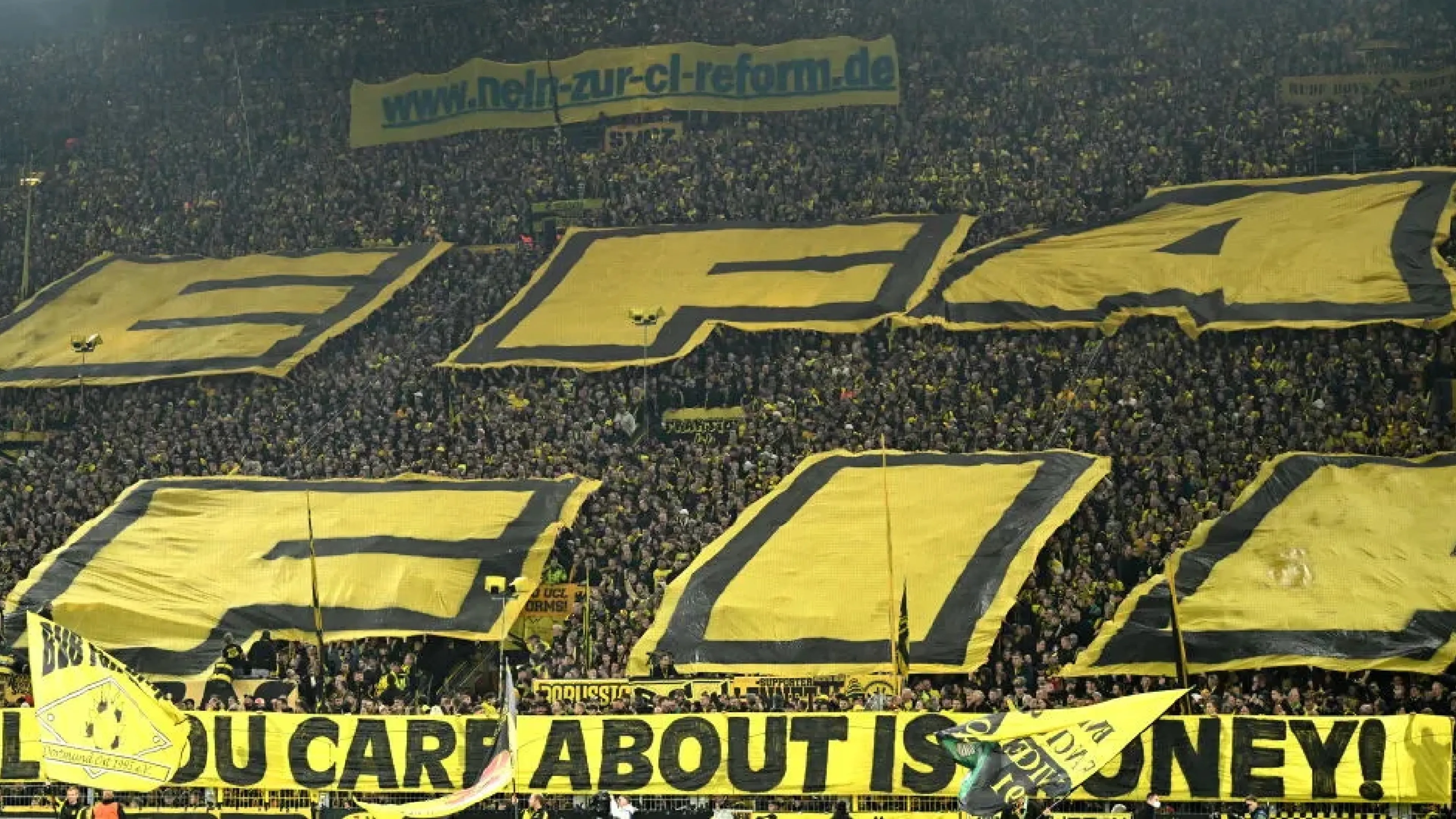 Copertina di Champions League, coreografia dei tifosi del Dortmund contro la Uefa. E ora il Borussia rischia una multa