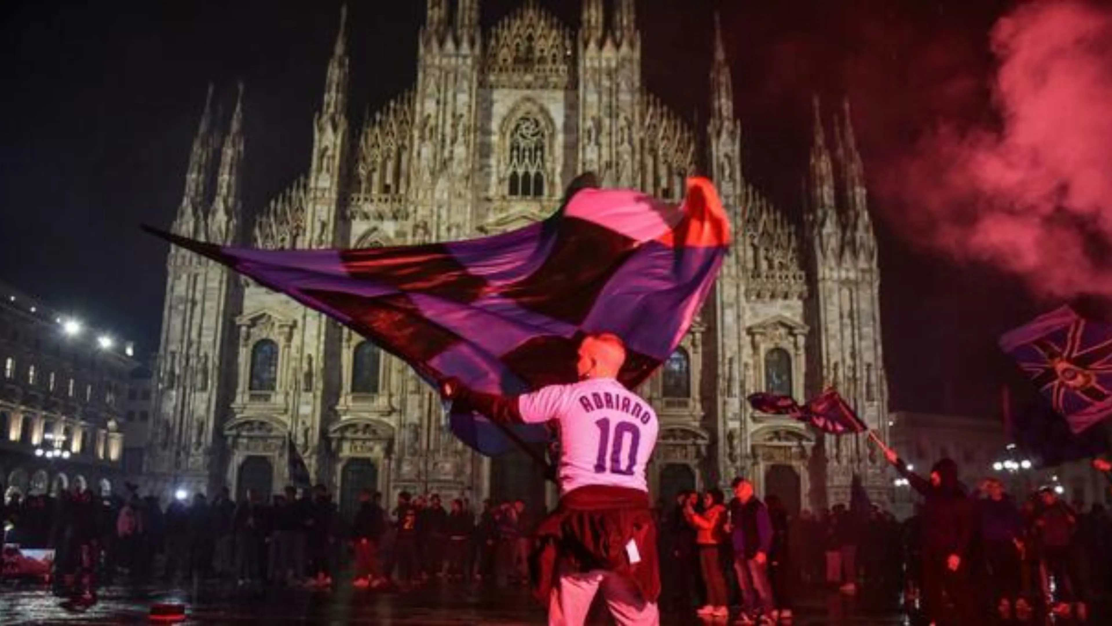 Copertina di I tifosi dell'Inter insultano Theo Hernandez: due giocatori li invitano a smettere
