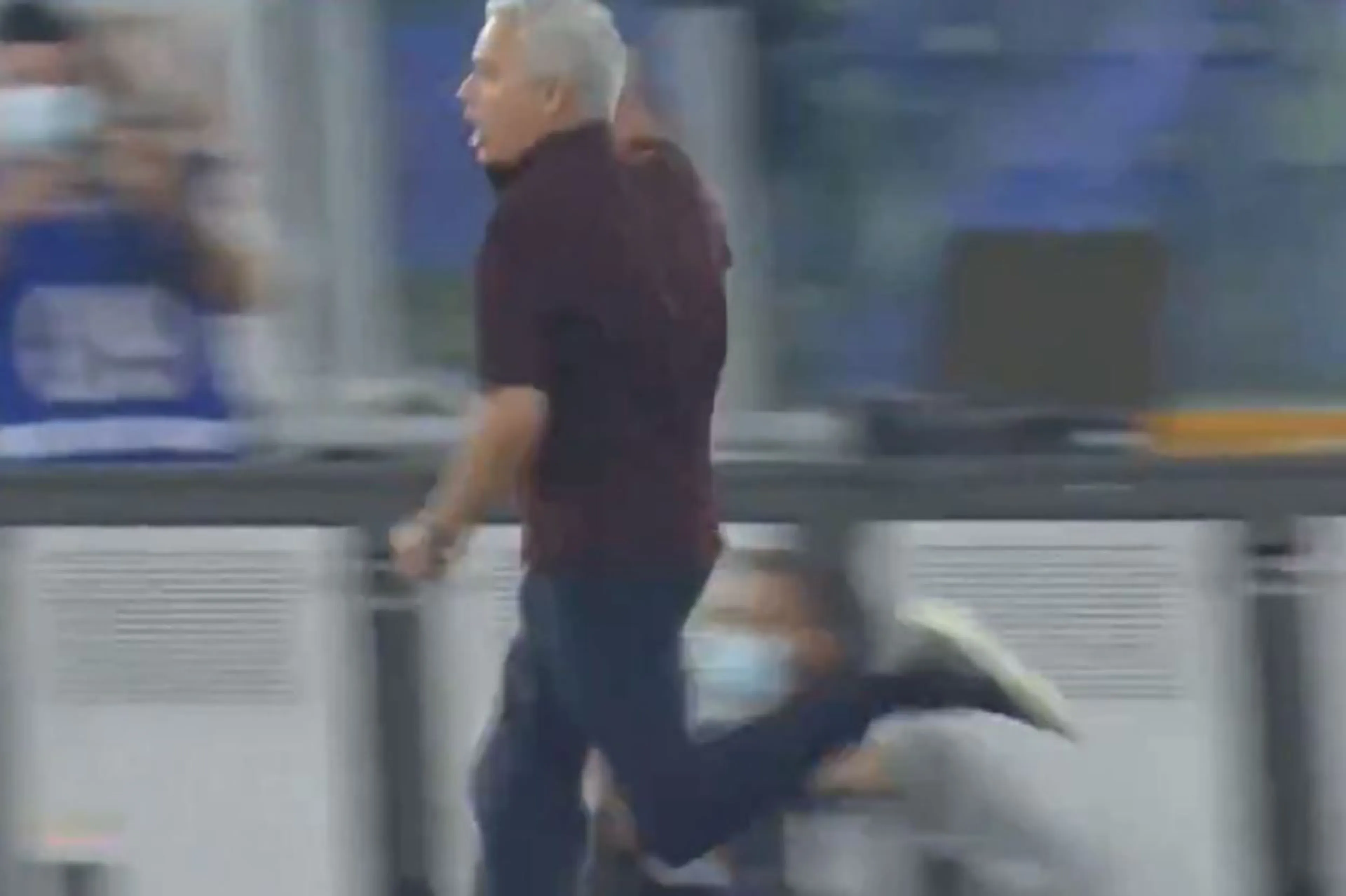 Copertina di La corsa di Mourinho scatena i social: tifosi impazziti e pioggia di meme (FOTO)