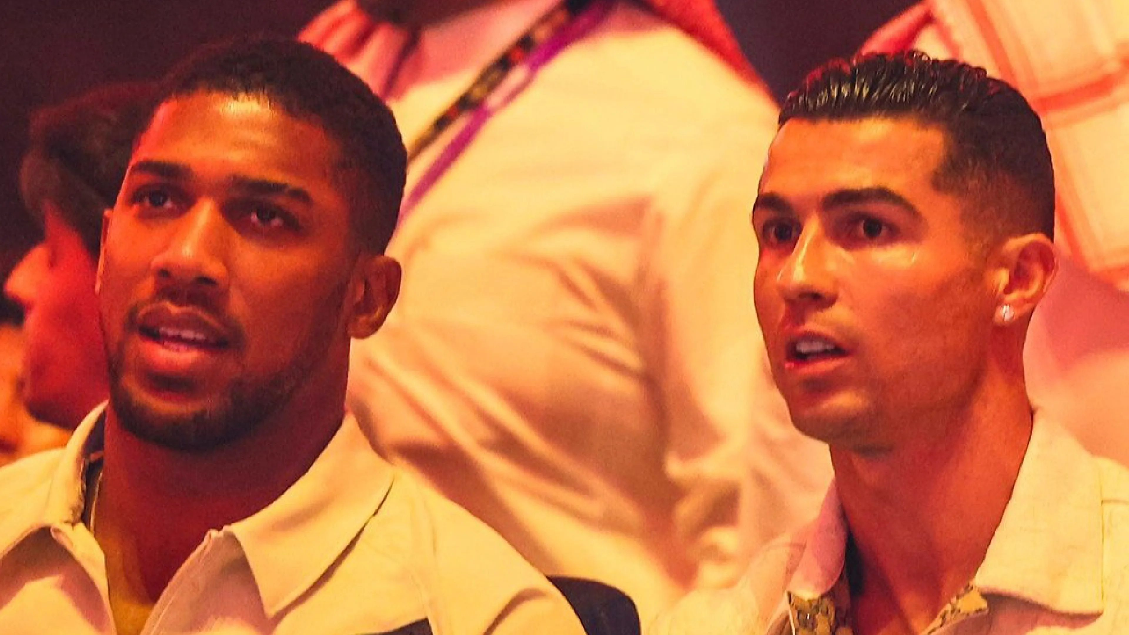 CR7 in prima fila all'incontro di boxe dell'anno, il suo outfit è  decisamente prezioso